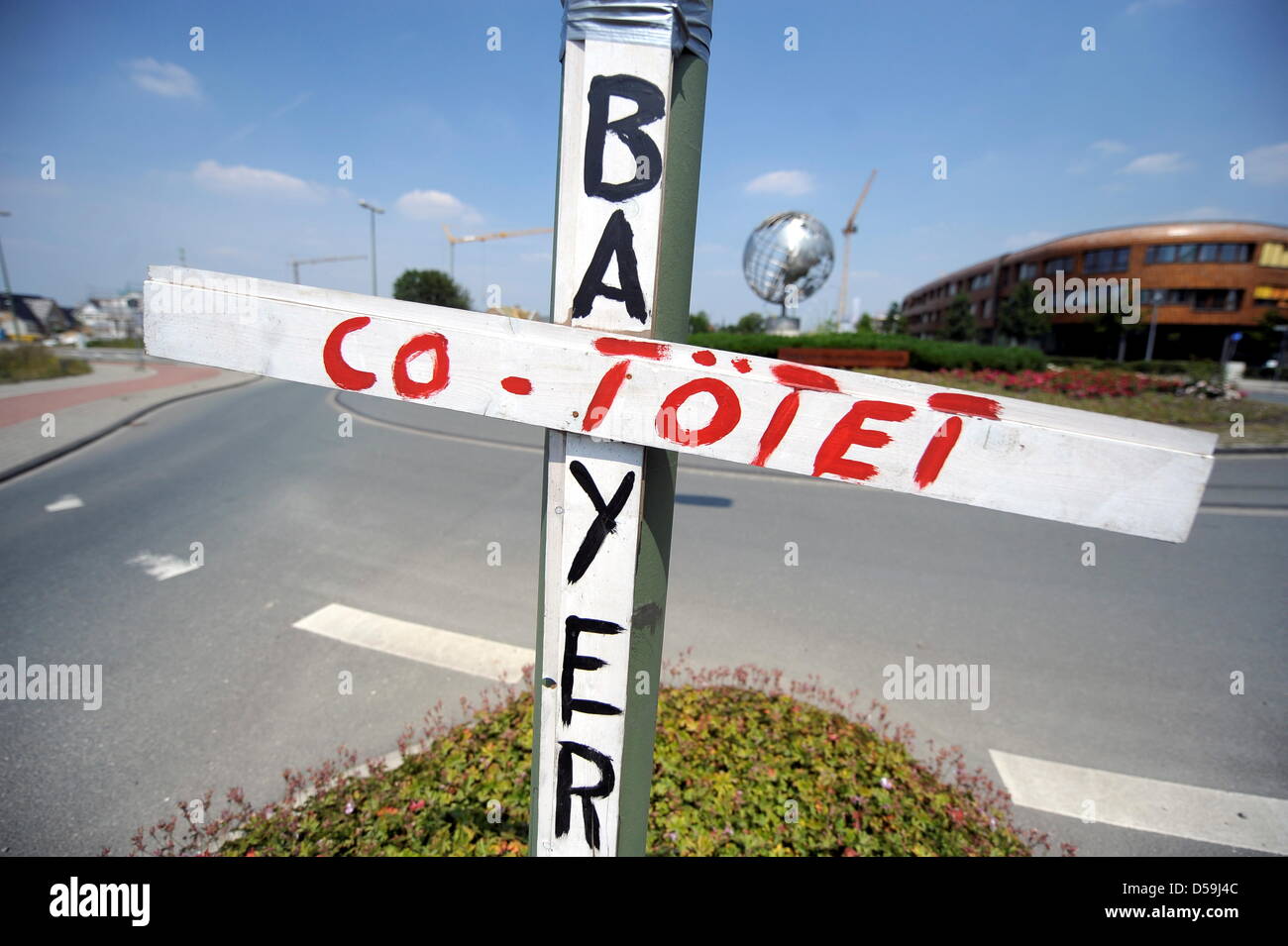 Ein Kreuz Lesung "Bayer" und "CO tötet" ist in der Nähe der umstrittenen Bayer CO-Pipeline in der Nähe von Duisburg, Deutschland, 24. Juni 2010 montiert. Foto: Federico Gambarini Stockfoto