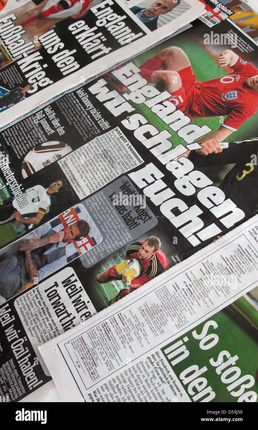 Mehrere Zeitungen mit Schlagzeilen, die unter Bezugnahme auf die bevorstehenden letzten 16 Spiel England gegen Deutschland, in Berlin, Deutschland, 25. Juni 2010 erfasst. Am 27. Juni 2010 spielt die deutsche Mannschaft England bei der WM. Foto: Soeren Stache Stockfoto