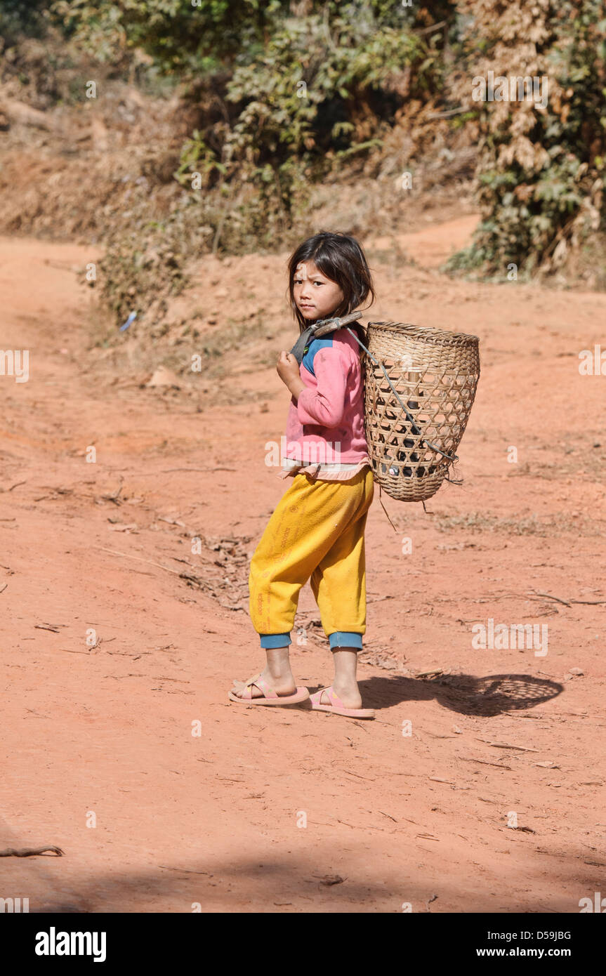 Akha Mädchen und ihr Bambuskorb, Muang Singh, Laos Stockfoto