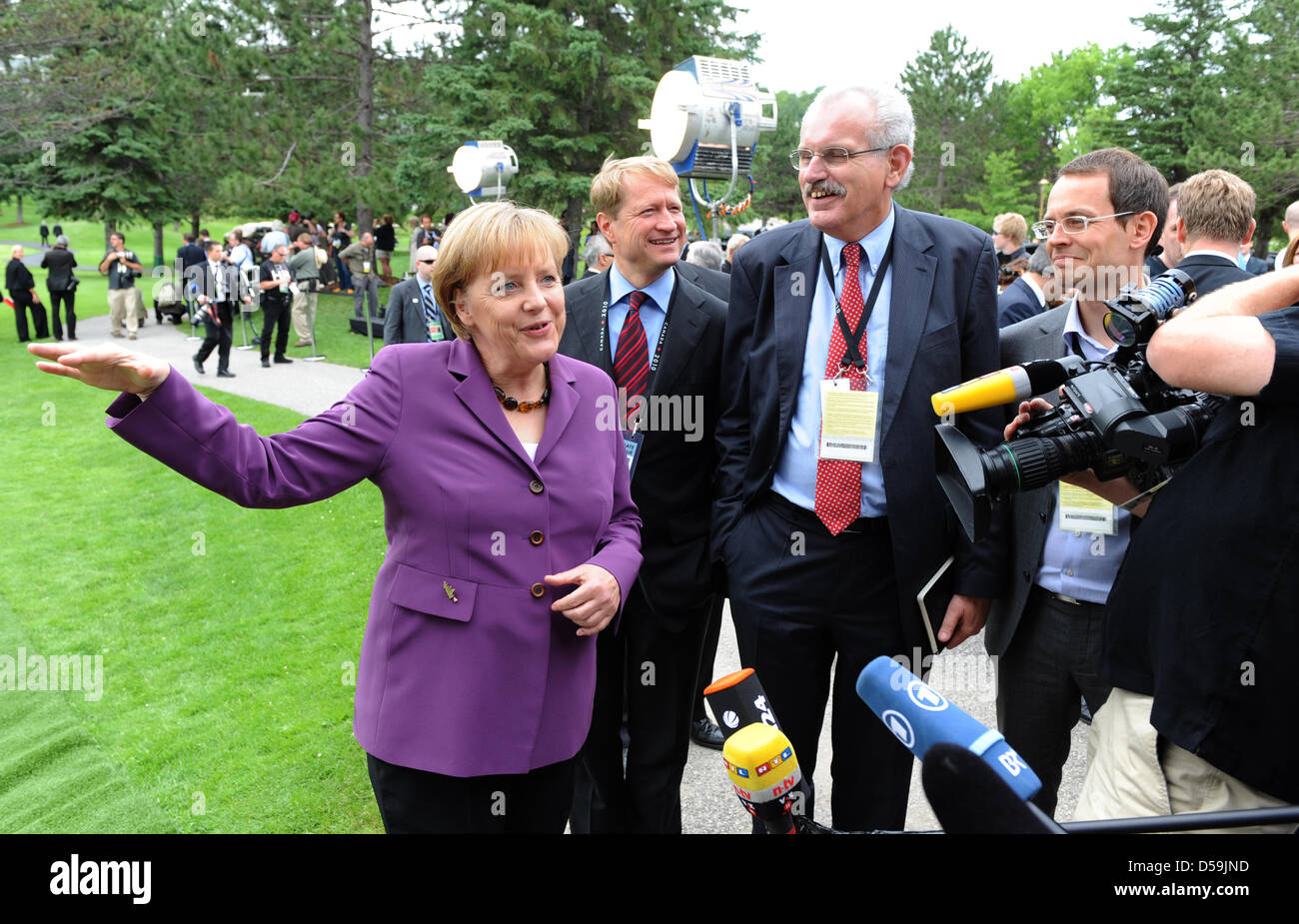 Bundeskanzlerin Angela Merkel im Gespräch mit deutschen Journalisten auf dem G8-Gipfel in der Nähe von Huntsville, Kanada, 25. Juni 2010. Die Staats-und Regierungschefs der wichtigsten Volkswirtschaften treffen vom 25. Juni 2010 bis 27. Juni 2010 in der Region Muskoka für den G8-Gipfel und später in Toronto für die g-20-Gipfel. Foto: PEER GRIMM Stockfoto