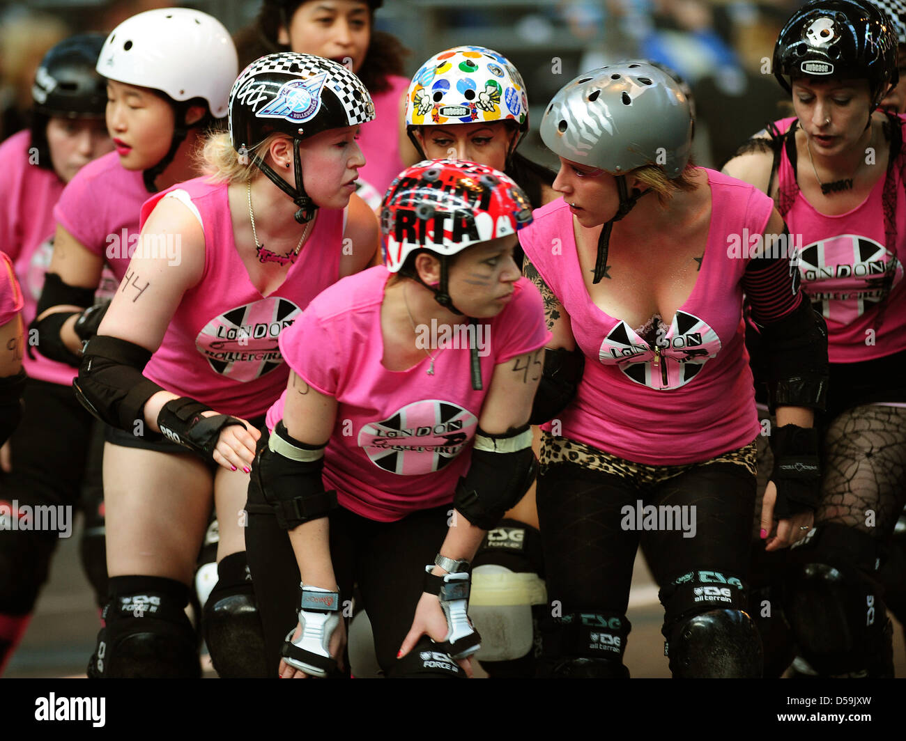 Weibliche Roller Derby-Spieler von der Londoner Team "Brawl Saints" (rosa)  bereiten sich auf ein Spiel gegen die "Berlin Bombshells" in Berlin,  Deutschland am 26. Juni 2010. Roller Derby ist eine vollständige  Kontakt-Sport