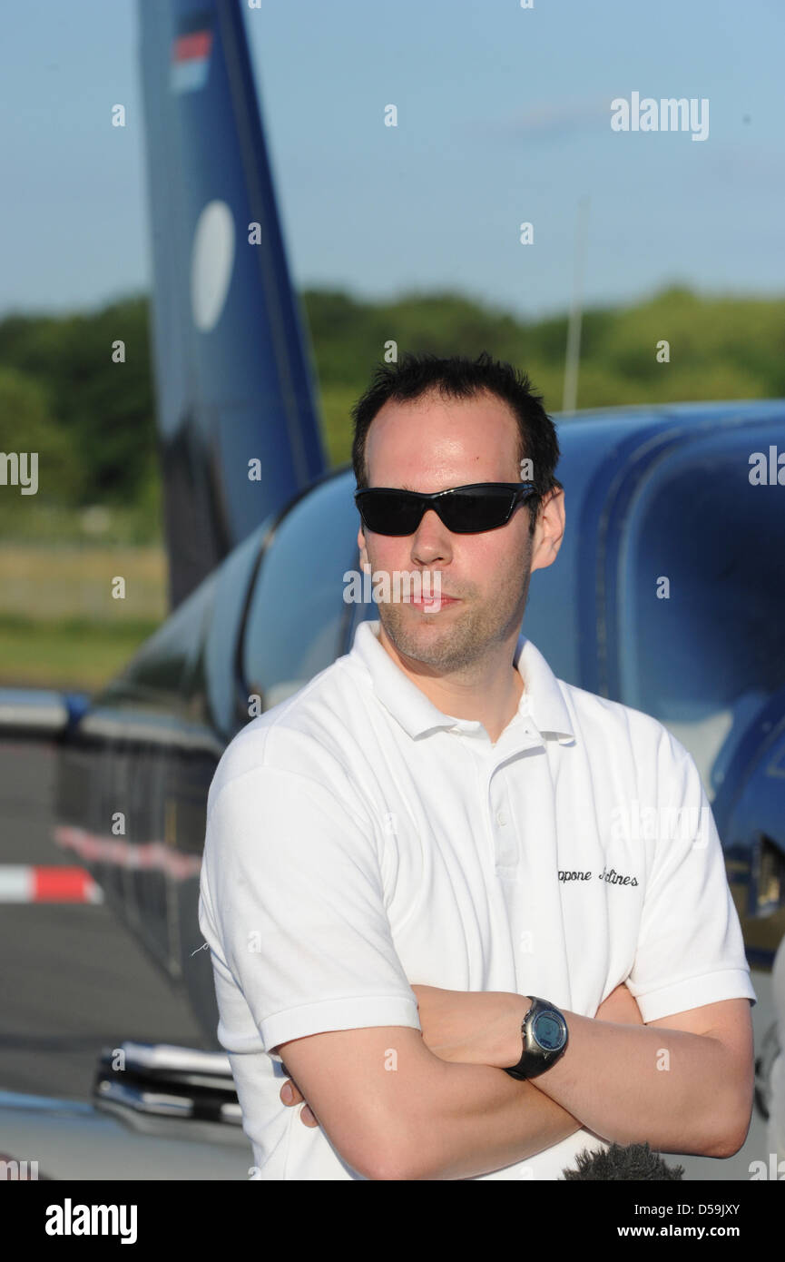 Der Pilot des kleinen Flugzeug Socata TB 10, Manuel R., auf dem Flugplatz der unwirksamen Flughafen Berlin Tempelhof in Berlin, Deutschland am 26. Juni 2010. Aufgrund eines Motorschadens nach einem Rundflug über die Stadt Berlin hatte der Pilot eine Notlandung machen. Foto: Soeren Stache Stockfoto