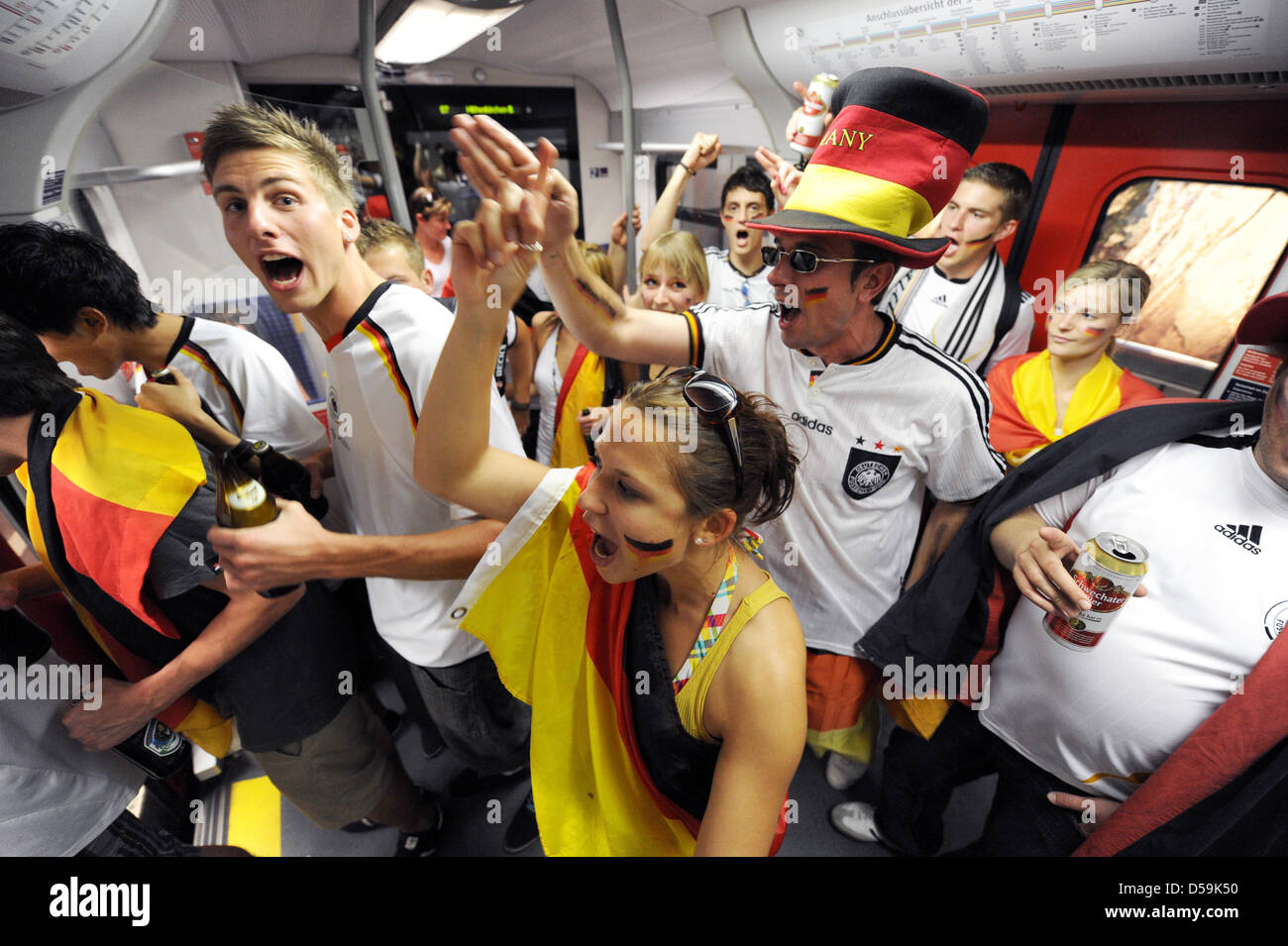 Eine Gruppe von Fußball-Fans feiern auf dem Weg zu einer öffentlichen Vorführung in einer S-Bahn in München am 27. Juni 2010. Das 2010 FIFA World Cup Runde von 16 Spiel Deutschland gegen England ist an vielen öffentlichen Plätzen, in Biergärten und Restaurants übertragen. Foto: Tobias Hase Stockfoto