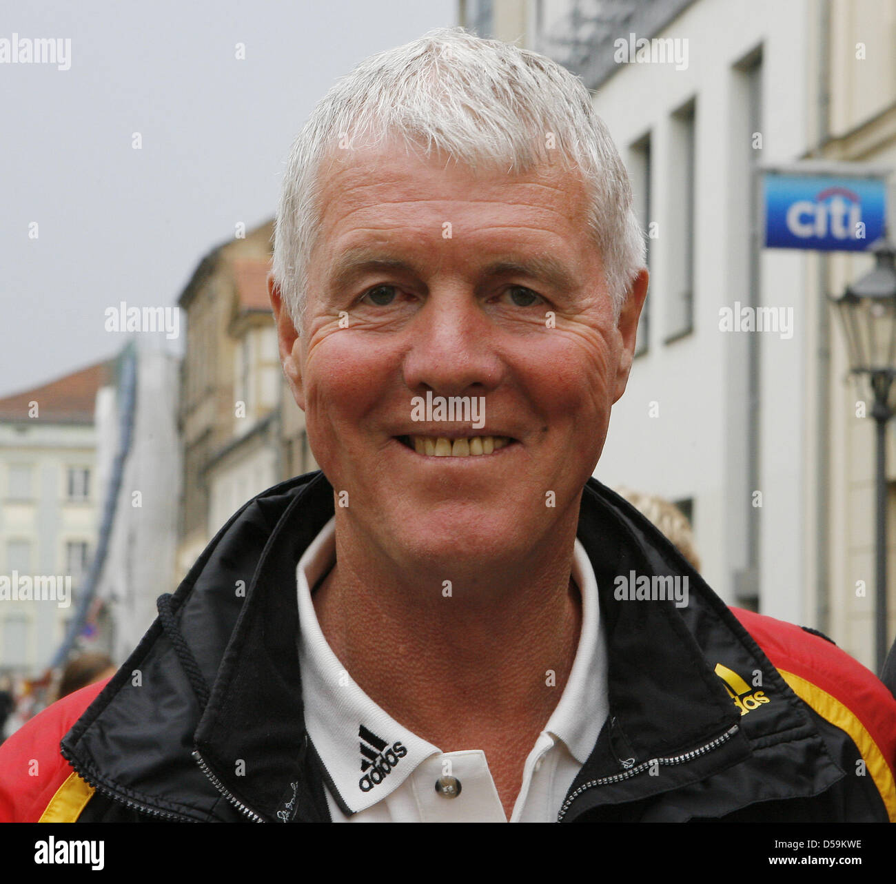 (Dpa-Datei) - ein Datei-Bild vom 5. Juli 2007 zeigt Bob Bundes Trainer Raimund Bethge, während der dritte Sommer-Push-Meisterschaft in Potsdam, Deutschland. Eine Woche vor seinem 63. Geburtstag am 7. Juli 2010, werden eine und einzige Ära im coaching zu einem Ende kommen. Bethge, der Verantwortliche für Bob und Skeleton war, tritt in den Ruhestand nach zwei Jahrzehnten am 30. Juni 2010 - Ruhestand wi Stockfoto