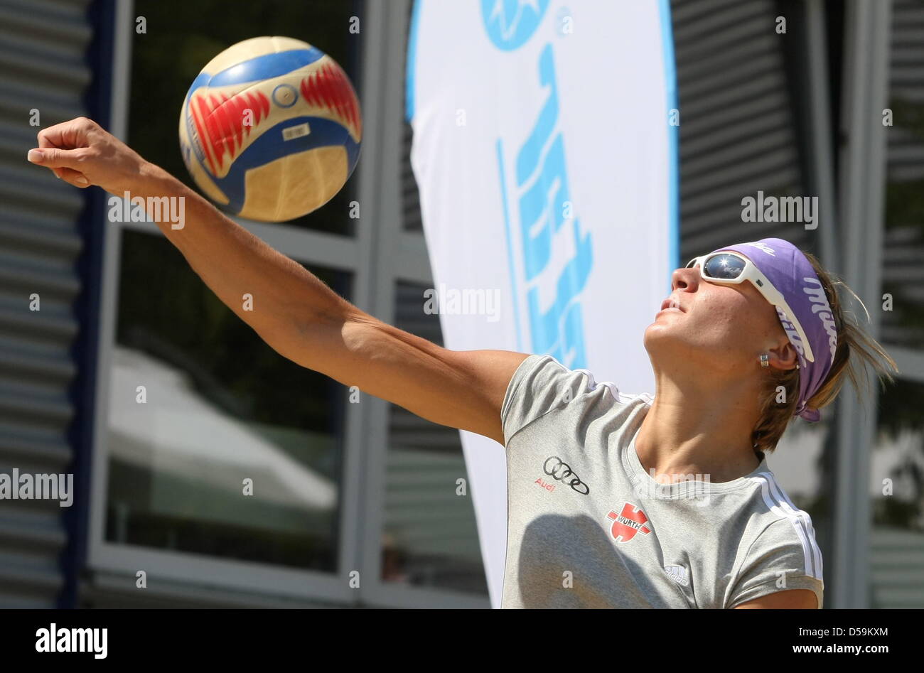 Skirennläuferin Maria Riesch spielen Beach-Volleyball in Ottobeuren, Deutschland, 25. Juni 2010. Das Ausdauertraining ist Bestandteil der Sportler die Vorbereitungen für den alpinen Weltmeisterschaften 2011 in Garmisch-Partenkirchen. Foto: Karl-Josef Hildenbrand Stockfoto