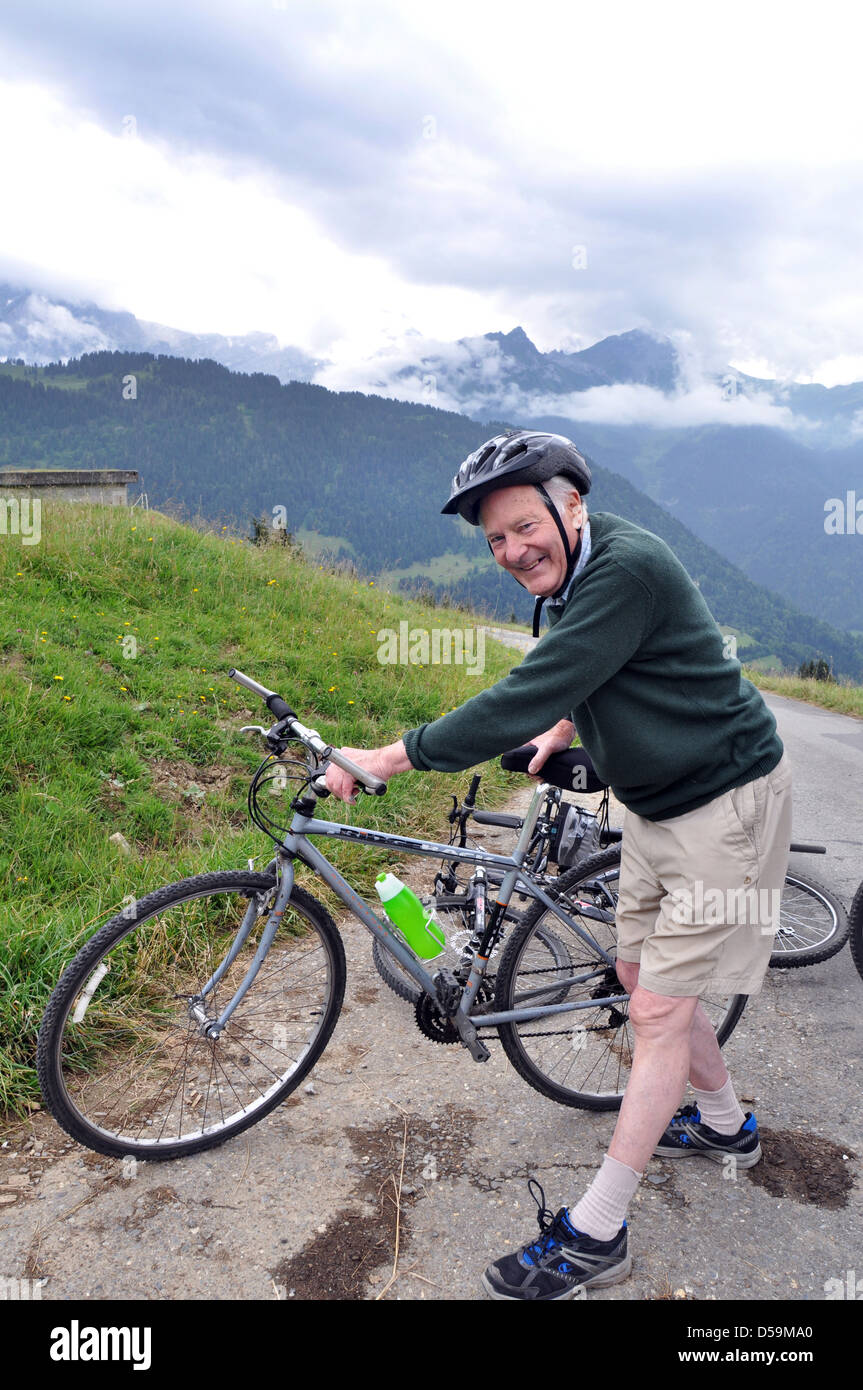 Älterer Mann auf einem Fahrrad-Urlaub in den Schweizer Alpen. Stockfoto
