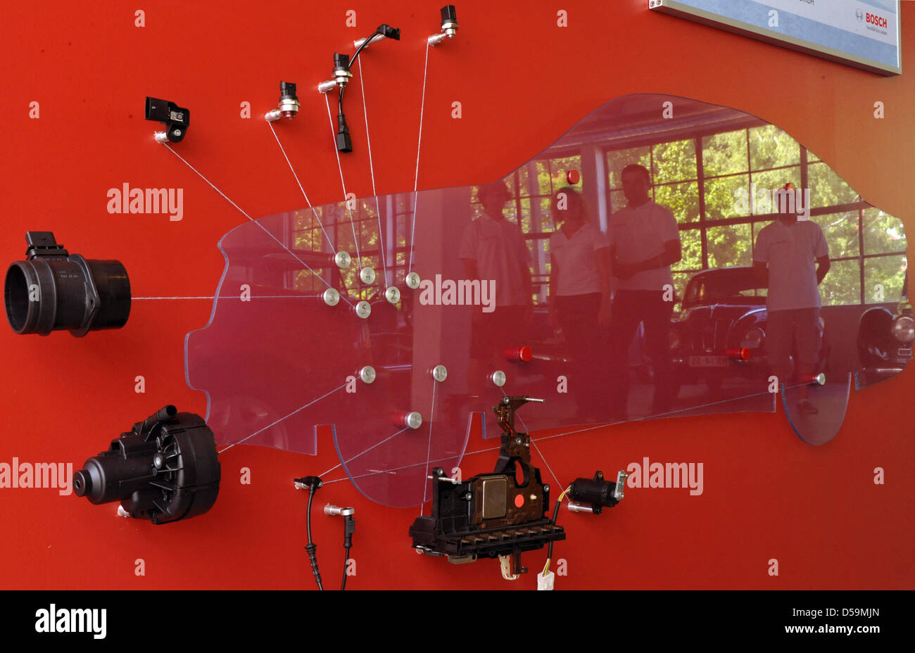 Besucher in das Museum "Automobile welt Eisenach" Auge Autos aus den 1950er Jahren in Eisenach, Deutschland, 28. Juni 2010. Das Museum dokumentiert mehr als 100 Jahre Automobilgeschichte in Eisenach. Foto: Martin Schutt Stockfoto
