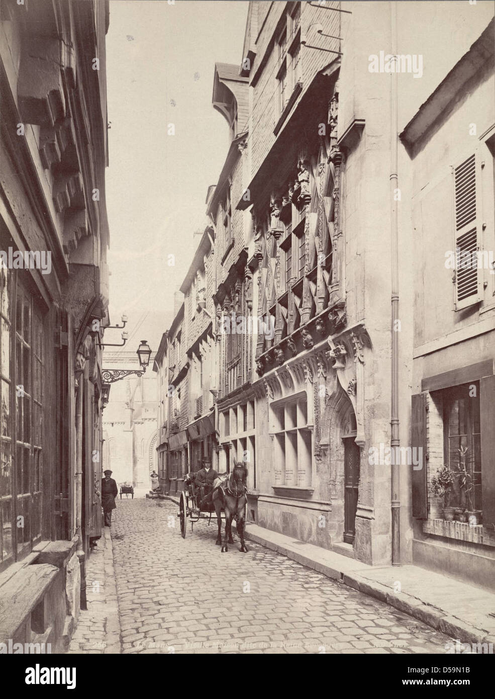 Dieses historische Haus in Le Mans, Frankreich, soll im Besitz der Königin Bérengère gewesen sein. Das Gebäude verfügt über Spitzbögen, Kopfsteinpflasterpflaster und Reliefskulpturen, was es zu einem bedeutenden Beispiel mittelalterlicher Architektur macht. Es ist ein bemerkenswertes Wahrzeichen der Stadt. Stockfoto