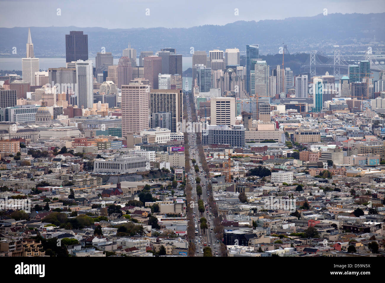 Stadtbild mit Market Street und der Innenstadt gesehen von Twin Peaks, San Francisco, Kalifornien, Vereinigte Staaten von Amerika, USA Stockfoto