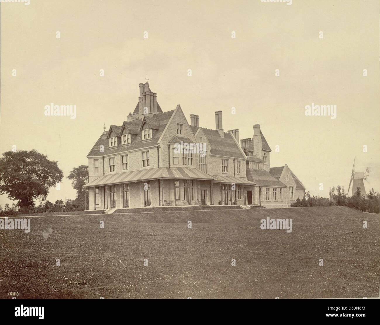 Elm Court in Tonbridge, Kent, England, verfügt über ein architektonisches Design mit prominenten Giebeln, Dachstollen und schmiedeeisernen Elementen. Das Gebäude zeigt klassische englische Herrenhausarchitektur. Stockfoto