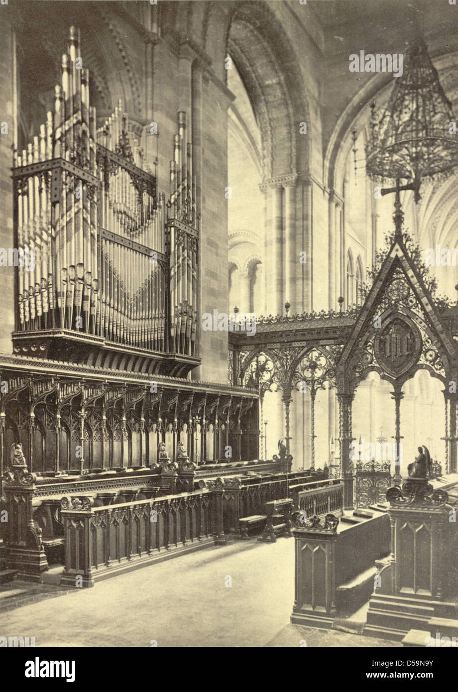 Ein detaillierter Blick auf Sir Gilbert Scotts Bildschirm in der Hereford Cathedral mit den Chorbuden und Miserikorden. Scotts Arbeiten spiegeln den viktorianischen Stil des Revival wider, der für seine kunstvollen Designs und seine komplizierte Handwerkskunst bekannt ist. Das Foto fängt den Glanz dieses kirchlichen Stückes ein. Stockfoto