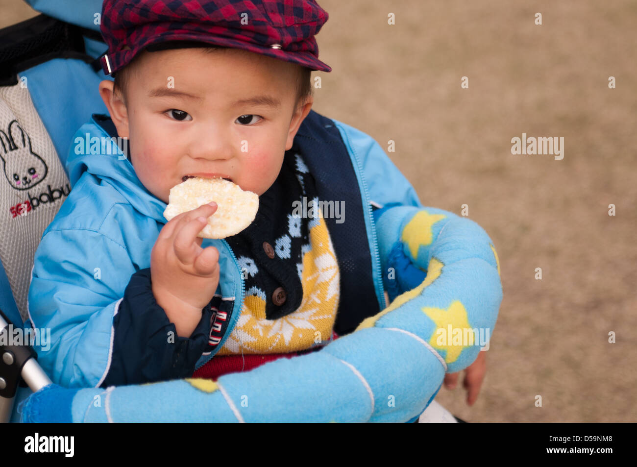 einen chinesischen Jungen spielen im park Stockfoto