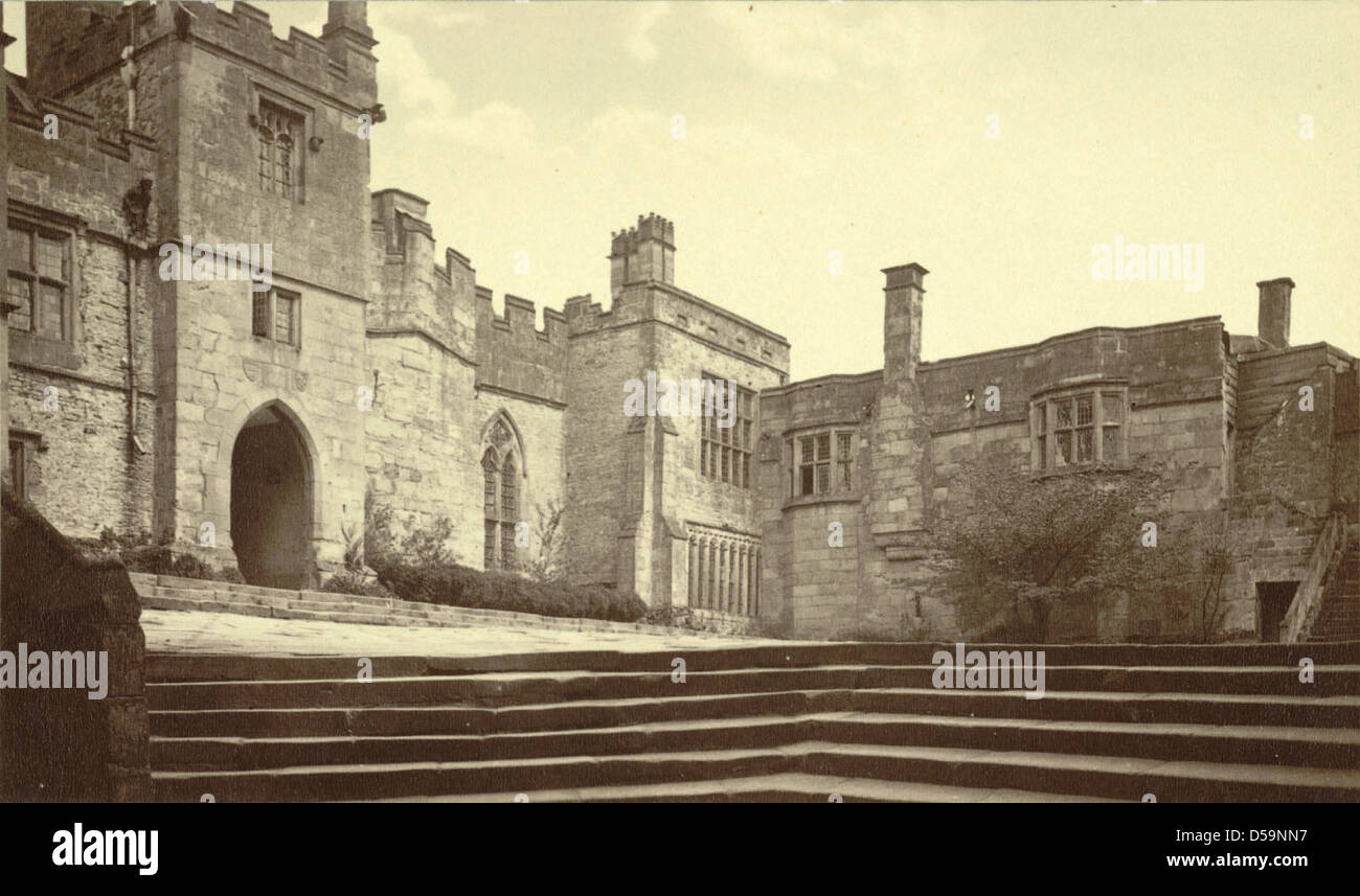Die Haddon Hall in Derbyshire, England, verfügt über Bogenportale und Erker. Das historische Herrenhaus ist bekannt für seine beeindruckenden architektonischen Merkmale und sein mittelalterliches Design. Stockfoto