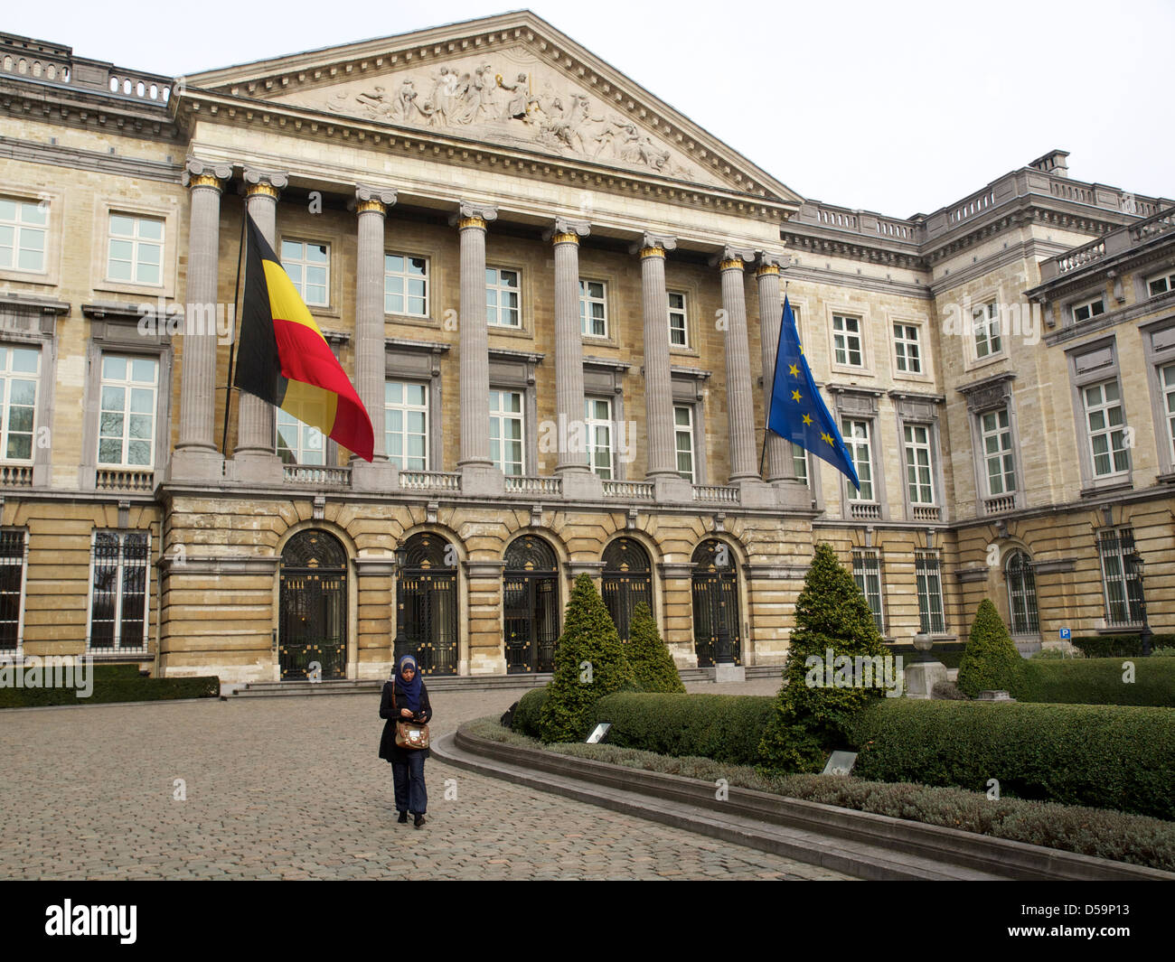 Belgische Parlamentsgebäude in der Wetstraat in Brüssel mit muslimische Frau zu Fuß in Richtung Kamera Stockfoto