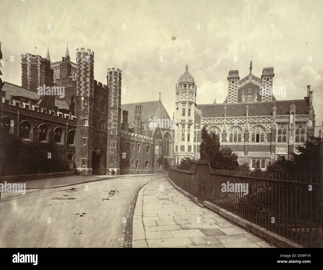 Ein Foto, das den Eingang zum St. John's College und den Divinity Schools in Cambridge, England, zeigt. Das Bild hebt die architektonischen Merkmale der Bogenportale, Rosenfenster und der ikonischen Zinnen-Türme hervor. Stockfoto