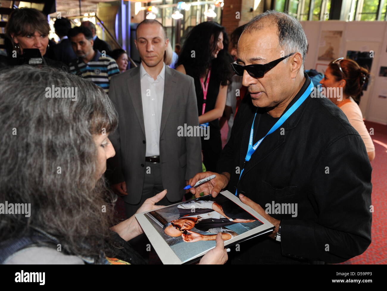 Der Iranische Regisseur Abbas Kiarostami Gibt bin Quantenelektrodynamik (29.06.2010) in München Bei der Verleihung des CineMerit Award Im Rahmen des Filmfest München Autogramme. Seit 1997 Ehrt Wird der Preis Für Herausragende Persönlichkeiten des internationalen Filmschaffens Verliehen. Foto: Tobias Hase Dpa/Lby - Bericht Stockfoto