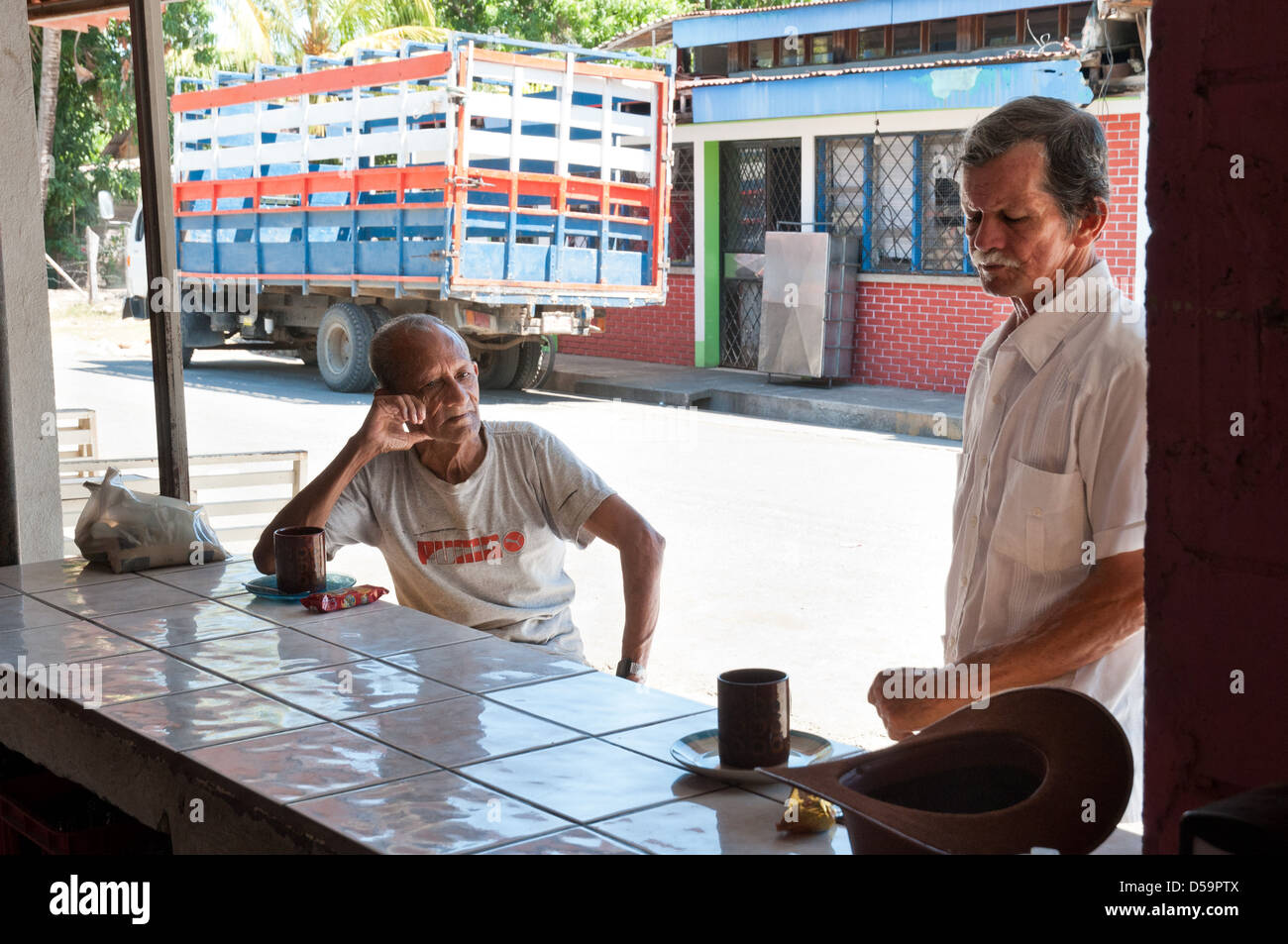 2 Personen auf einem örtlichen Café, Liberia, Nicoya, Costa Rica Stockfoto