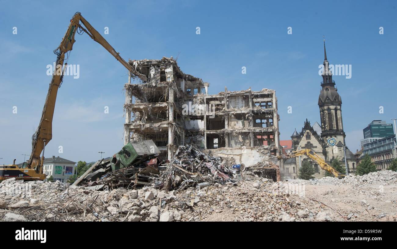 Abbrucharbeiten an der ehemaligen Fassade des "Blechbuese" sind in der Nähe in Leipzig, Deutschland, 30. Juni 2010 fertiggestellt. Das ehemalige Kaufhaus wird nach unten vollständig bis Ende der Woche gerissen. Teile der historischen Fassade des 1908 und die Aluminium-Beschichtung in den 1960er Jahren hinzugefügt integriert werden dem neuen Bau des Einkaufszentrums "gemeindeübergreifenden bin Brühl". Foto: Peter de Stockfoto