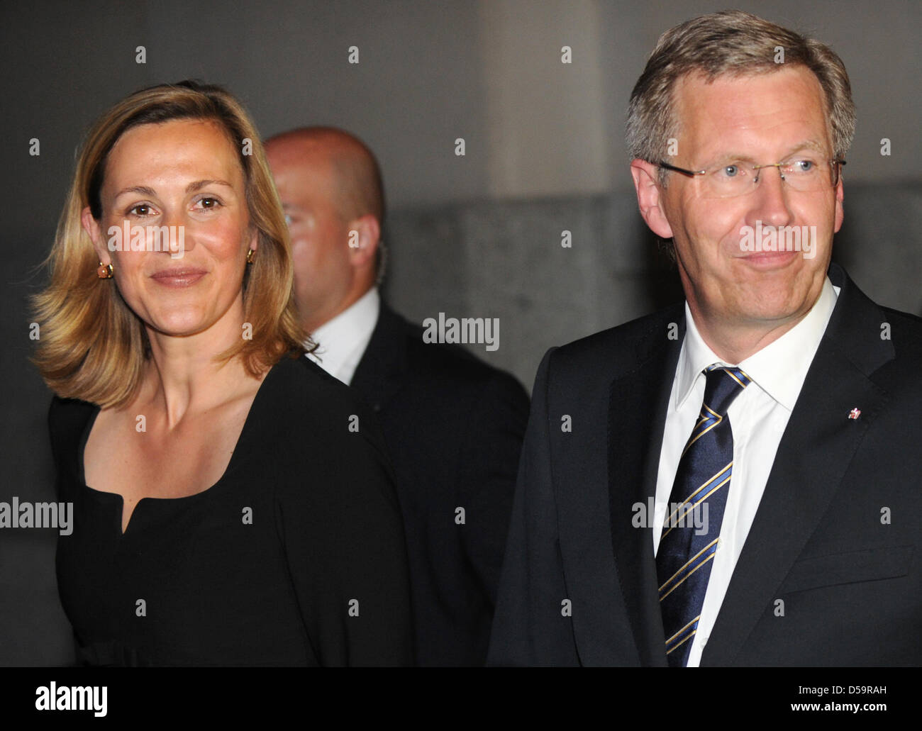 Der neue Bundespräsident Christian Wulff und seine Frau Bettina verlassen das Reichstagsgebäude nach der Wahl in Berlin, Deutschland am 30. Juni 2010. Foto: Soeren Stache Stockfoto