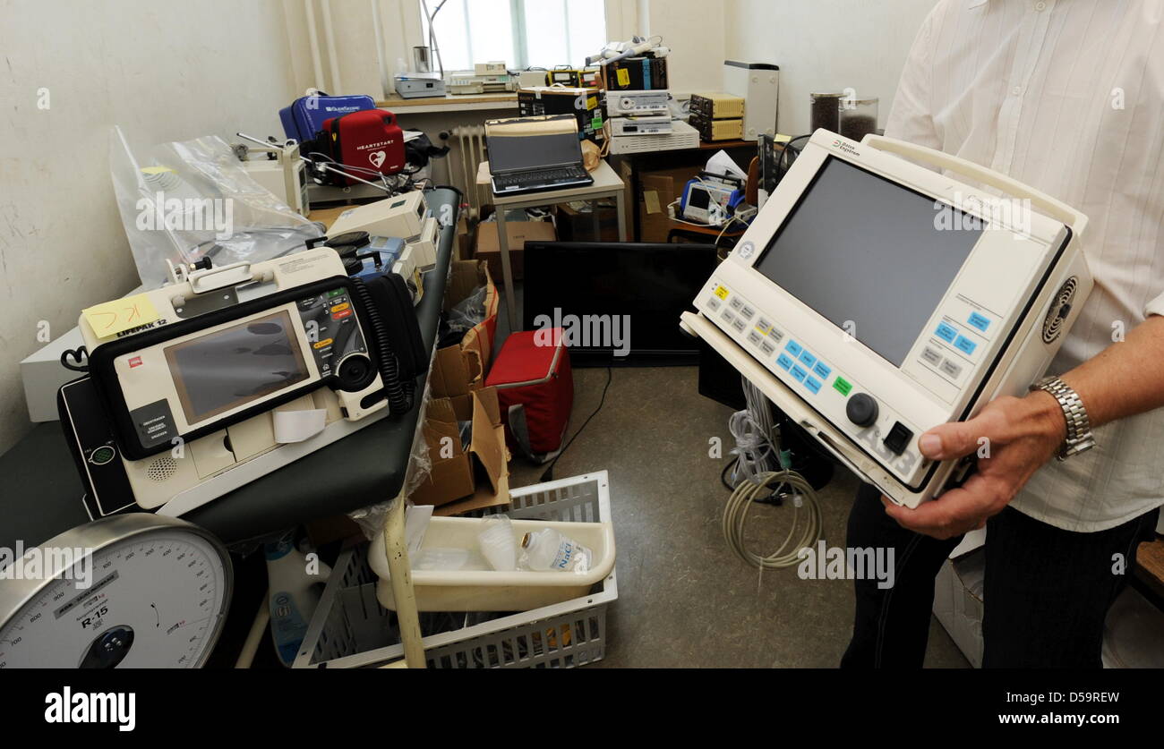 Diebesgut im Bild bei der Polizei in Hamburg, Deutschland, 1. Juli 2010. Hamburgs Polizei kaputt eine Bande von Dieben stehlen Top-of-the-Line-Medizintechnik nach zweijähriger Untersuchung spezialisiert. Drei Personen stehen im Verdacht, die gestohlenen Endoskope, Ultraschall-Sonden, Herz Defibrillator und Oth Geräte. Foto: ANGELIKA WARMUTH Stockfoto