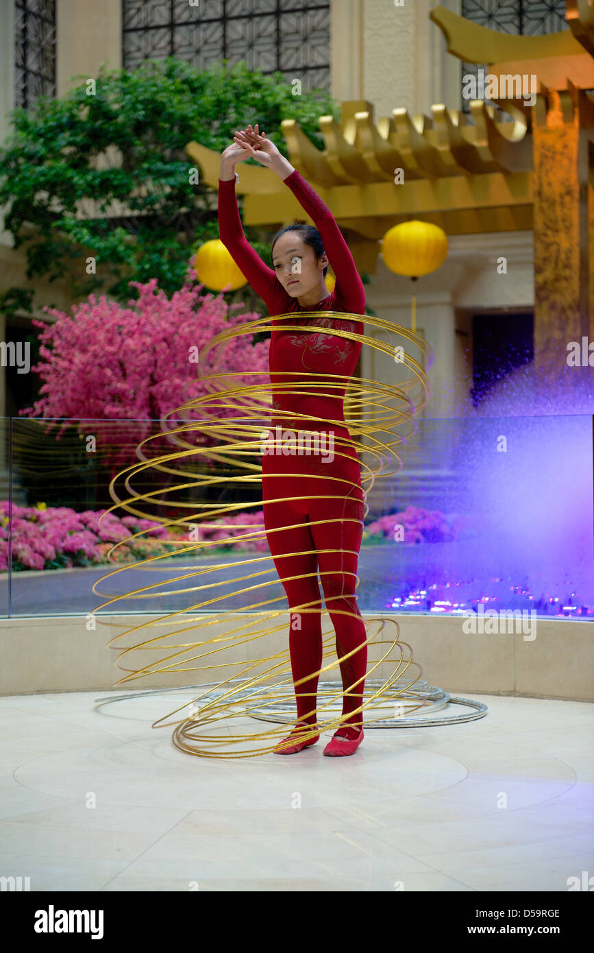 Hula Hoop Tänzerin im Conrad Hotel in Macau durchführen. Eine der vielen geplanten Unterhaltung für Hotel und Casino Gäste Stockfoto