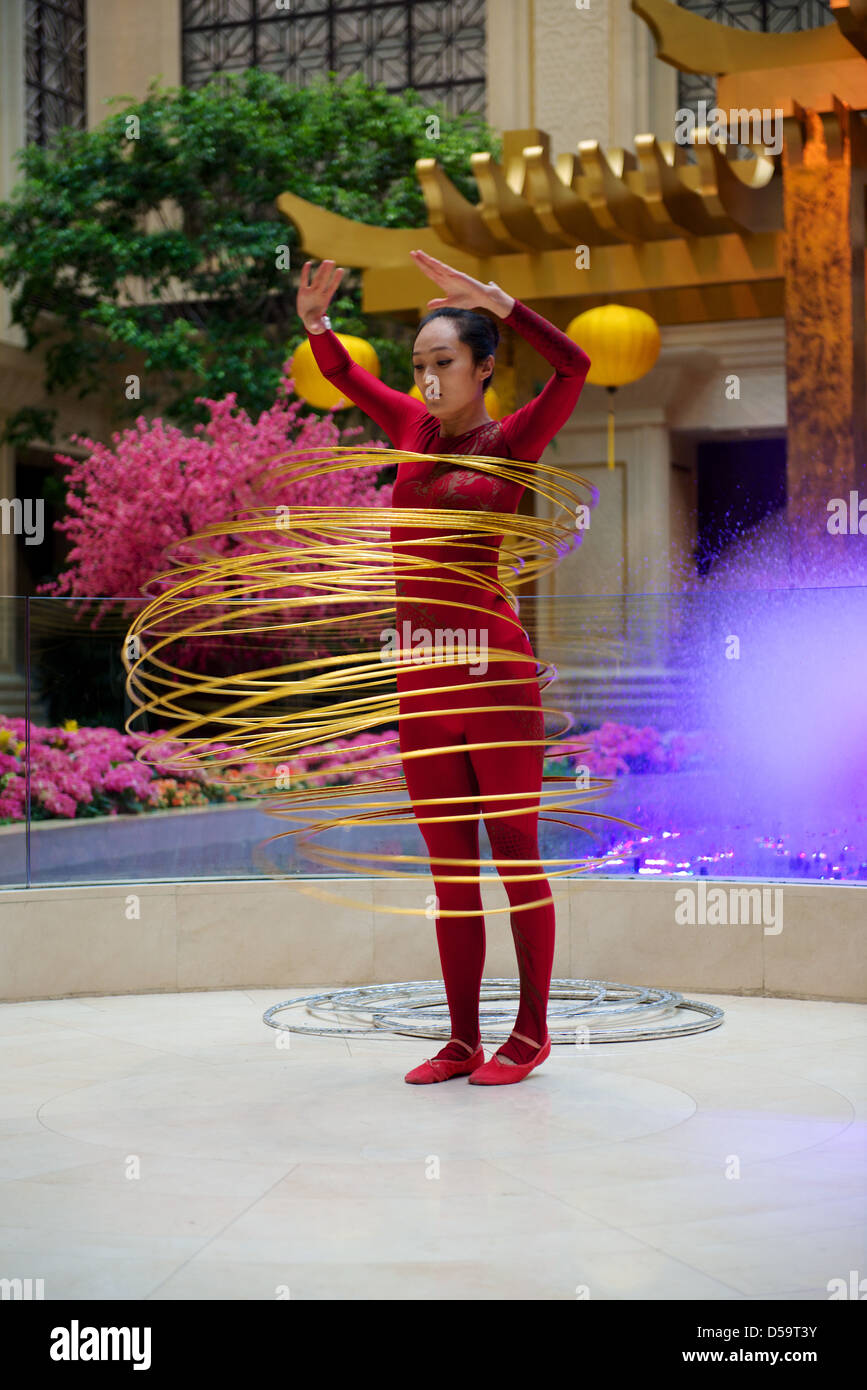 Hula Hoop Tänzerin im Conrad Hotel in Macau durchführen. Eine der vielen geplanten Unterhaltung für Hotel und Casino Gäste Stockfoto