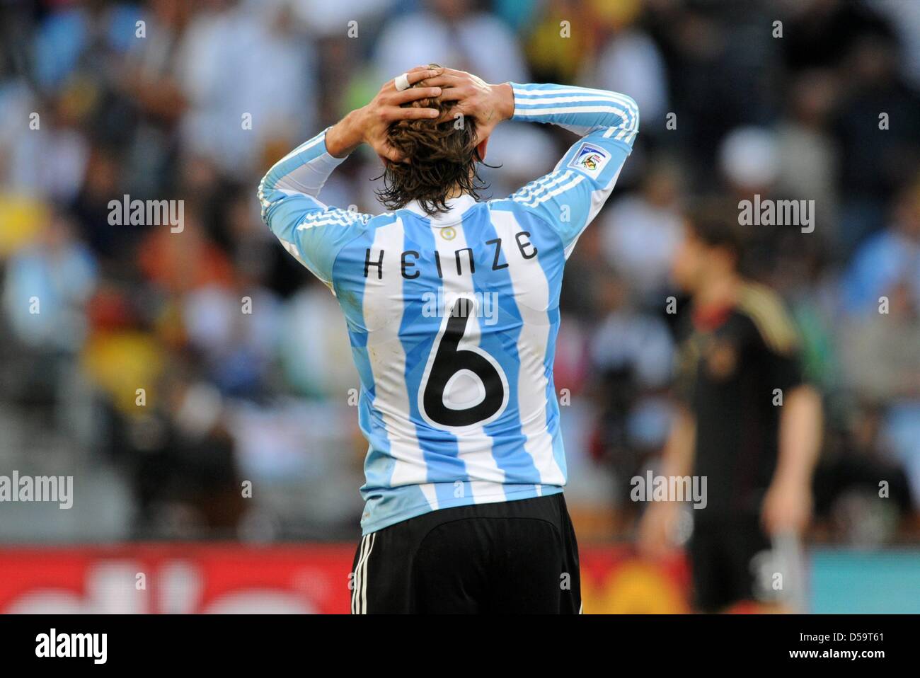 Argentiniens Gabriel Heinze reagiert während des 2010 FIFA World Cup-Viertelfinalspiel zwischen Argentinien und Deutschland im Green Point Stadion in Kapstadt, Südafrika 3. Juli 2010. Foto: Marcus Brandt Dpa - verweisen wir auf http://dpaq.de/FIFA-WM2010-TC +++(c) Dpa - Bildfunk +++ Stockfoto