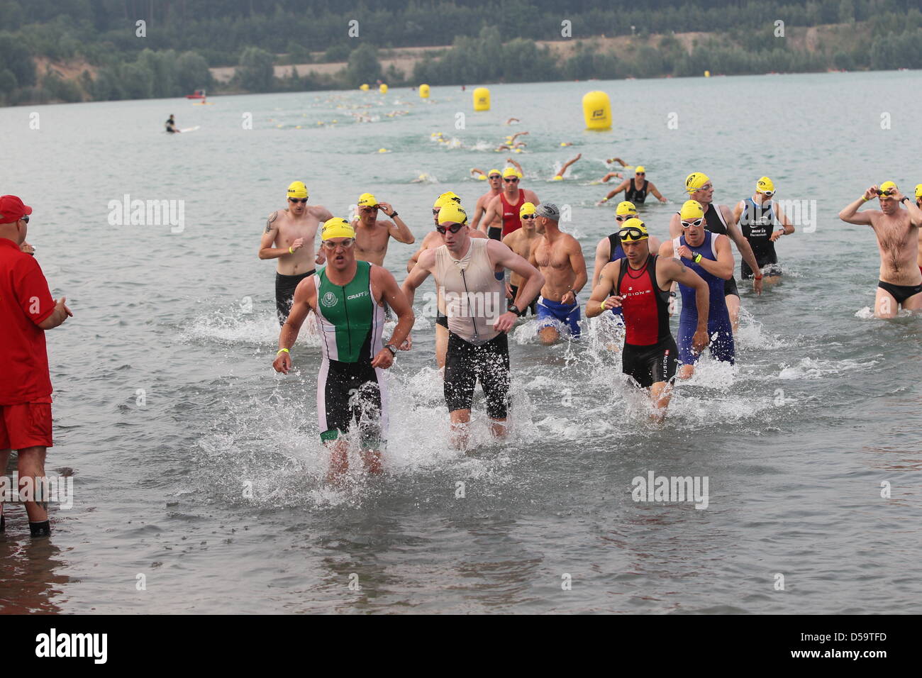 Triathleten stürzen aus dem Wasser nach einem Swimming-Durchgang von den Ironman Europe in Frankfurt, Deutschland am 4. Juli 2010. Golfschnuppern, die 3, 8 km Schwimmen, 180 km Radfahren und einem abschließenden 42,2 km langen Marathon umfasst teilnehmen mehr als 2300 Triathleten aus 55 Nationen. Foto: Thomas Frey Dpa/Ihe Stockfoto