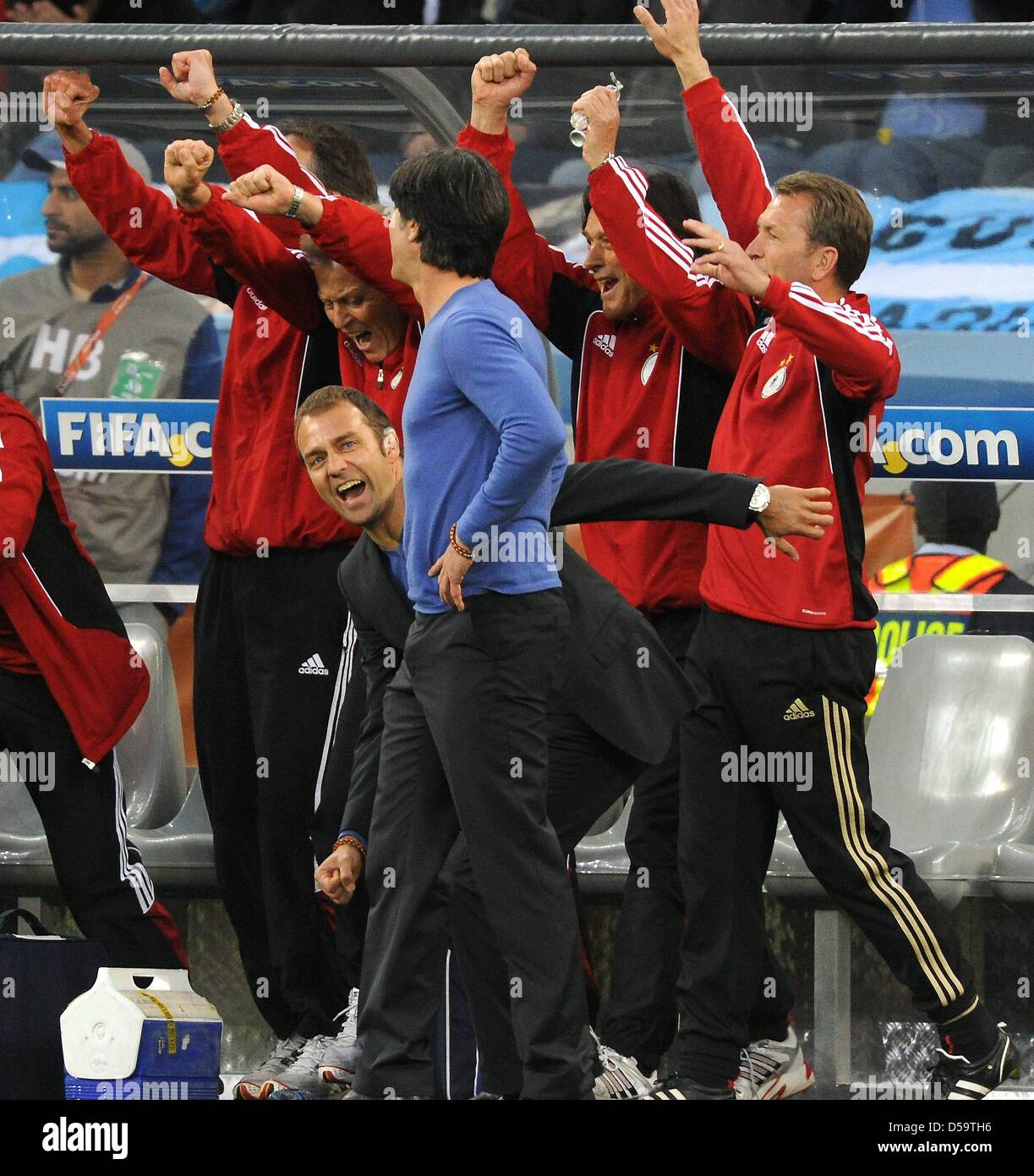 Deutsch Trainer Joachim Loew, Co-Trainer Hans-Dieter Flick (CL), Torwarttrainer Andreas Köpke (R) und team-Arzt Hans-Wilhelm Müller-Wohlfahrt (2. R) nach der 2010 FIFA World Cup Viertelfinale Spiel zwischen Argentinien und Deutschland im Green Point Stadion in Kapstadt, Südafrika 3. Juli 2010 zu feiern. Foto: Marcus Brandt Dpa - entnehmen Sie bitte http://dpaq.de/FIFA-WM201 Stockfoto