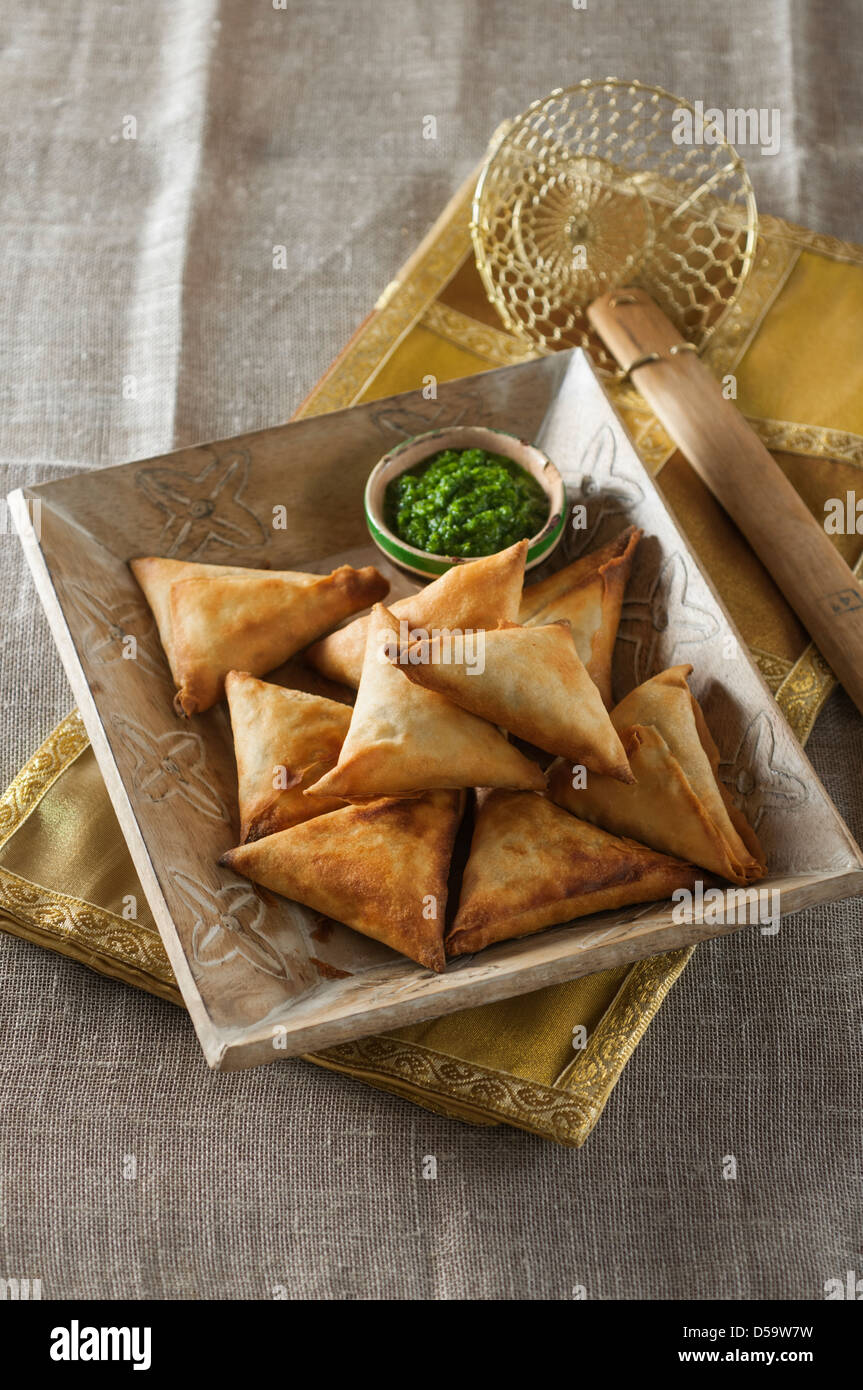 Samosas und Minze-Chutney indisch Snacks Stockfoto