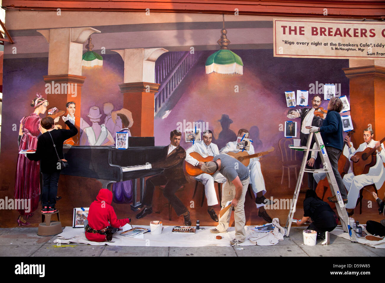 Künstler malen ein Wandbild für den Brecher Cafe, San Francisco, Kalifornien, Vereinigte Staaten von Amerika, USA Stockfoto