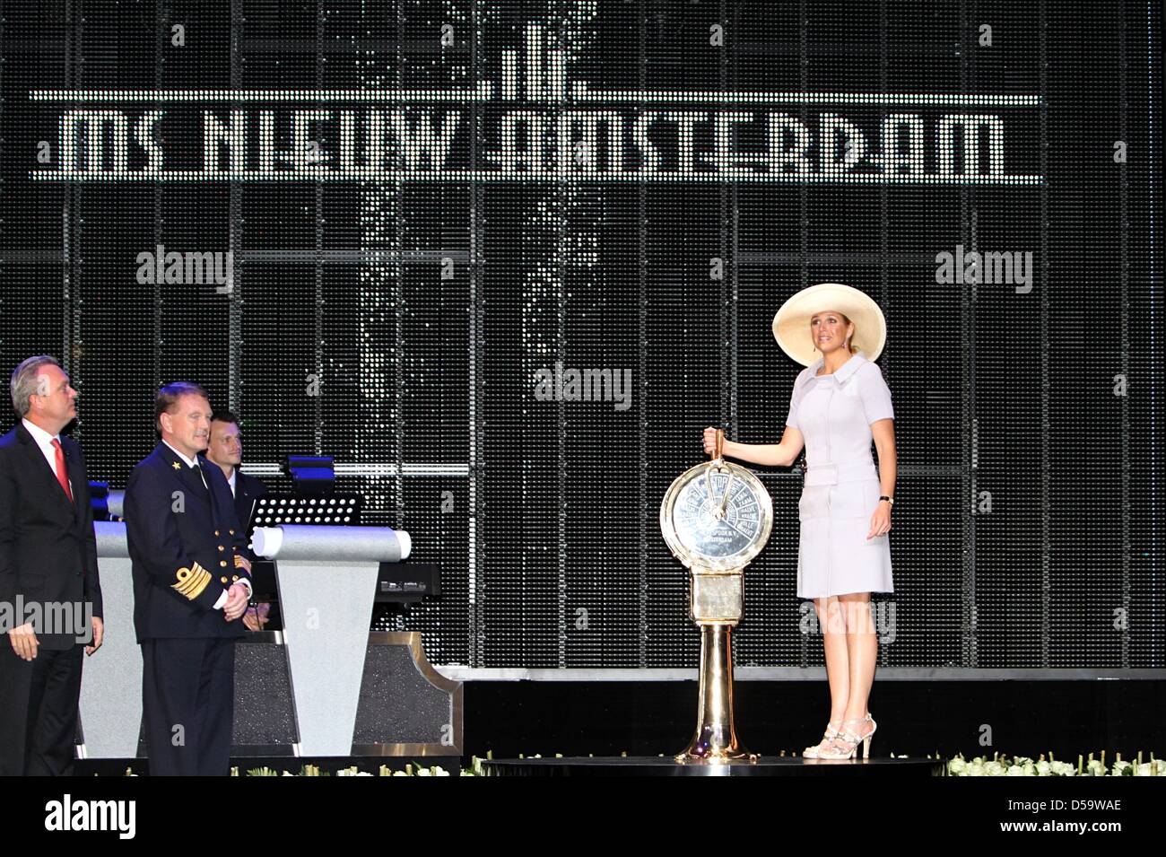 Prinzessin Maxima der Niederlande tauft Kreuzfahrtschiff MS Nieuw Amsterdam von Holland America Line (HAL) in Venedig, Italien, 4. Juli 2010. Das Schiff, gebaut in Venedig, beginnt seine Jungfernfahrt nach der Zeremonie. Foto: Albert Nieboer (Niederlande) Stockfoto