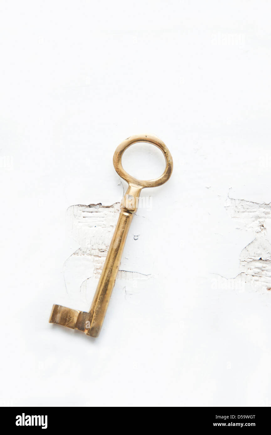 Alte Messing Schlüssel auf zerkratzten Holzoberfläche Stockfoto