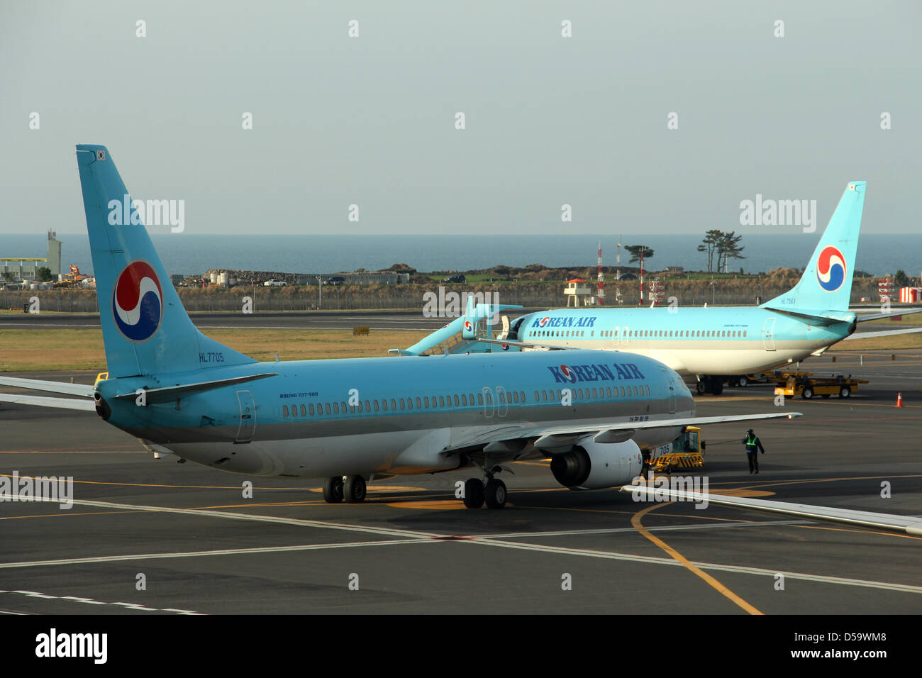 Südkorea: Korean Air HL7705/HL7561 (Boeing 737-900 & 737-800) in Jeju International Airport Stockfoto