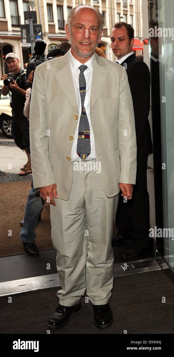 US-Schauspieler John Malkovich kommt seine Männer Modelinie auf Luxus-Boutique "The Corner" in Berlin, Deutschland, 7. Juli 2010 präsentieren. Foto: JENS KALAENE Stockfoto