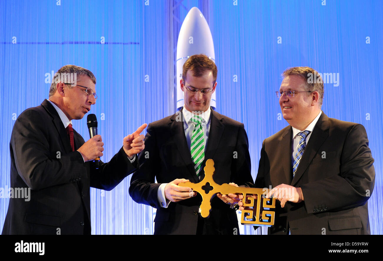 Neuer Direktor des Standortes Astrium in Bremen, Bart Reijnen (C) erhält den "symbolischen Schlüssel" von seinem Vorgänger Michael Menking im Beisein der CEO von Astrium Alain Charmeau (L) an das Veranstaltungszentrum des Luft-und Raumfahrtkonzerns in Bremen, Deutschland, 27. März 2013. Die "Übergabe" fand im Rahmen einer Feierstunde anlässlich des fünften Jahrestages der ISS-Modul Columbus. Foto: INGO WAGNER Stockfoto