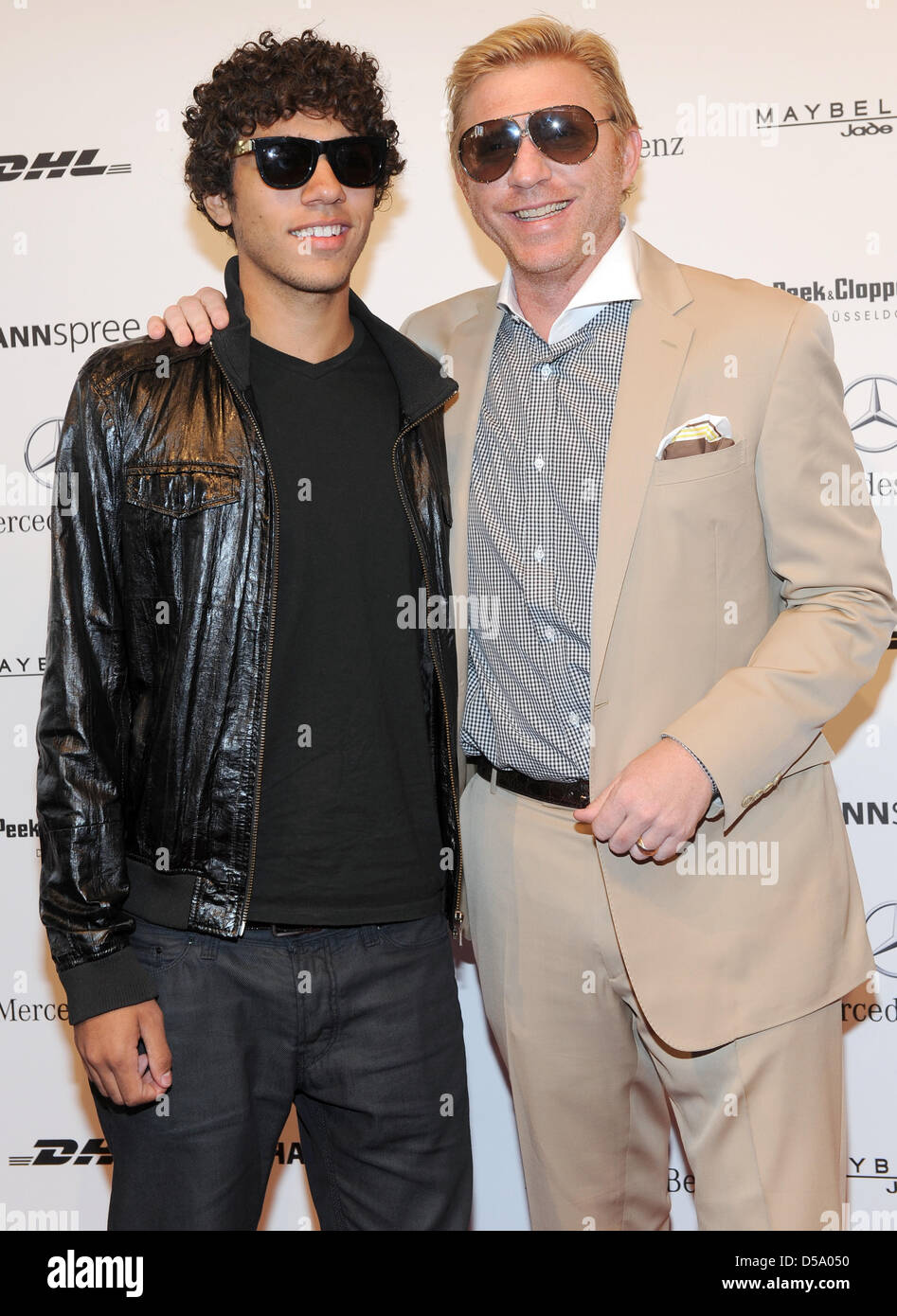 Ehemaliger Tennis Stellen pro Boris Becker (R) und sein Sohn Noah zusammen bei der Ankunft in der Show der Mode label Laurel während der Mercedes-Benz Fashion Week in Berlin, Deutschland, 8. Juli 2010. Die Veranstaltung stellt die Mode-Trends für die kommende Saison 2011 Frühjahr Andautumn. Foto: Britta Pedersen Stockfoto