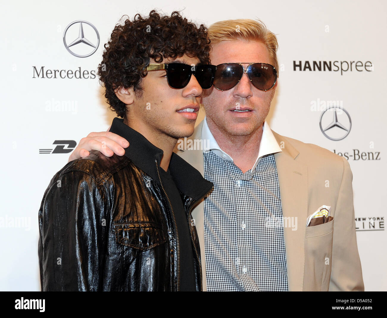 Ehemaliger Tennis Stellen pro Boris Becker (R) und sein Sohn Noah zusammen bei der Ankunft in der Show der Mode label Laurel während der Mercedes-Benz Fashion Week in Berlin, Deutschland, 8. Juli 2010. Die Veranstaltung stellt die Mode-Trends für die kommende Saison 2011 Frühjahr Andautumn. Foto: Britta Pedersen Stockfoto