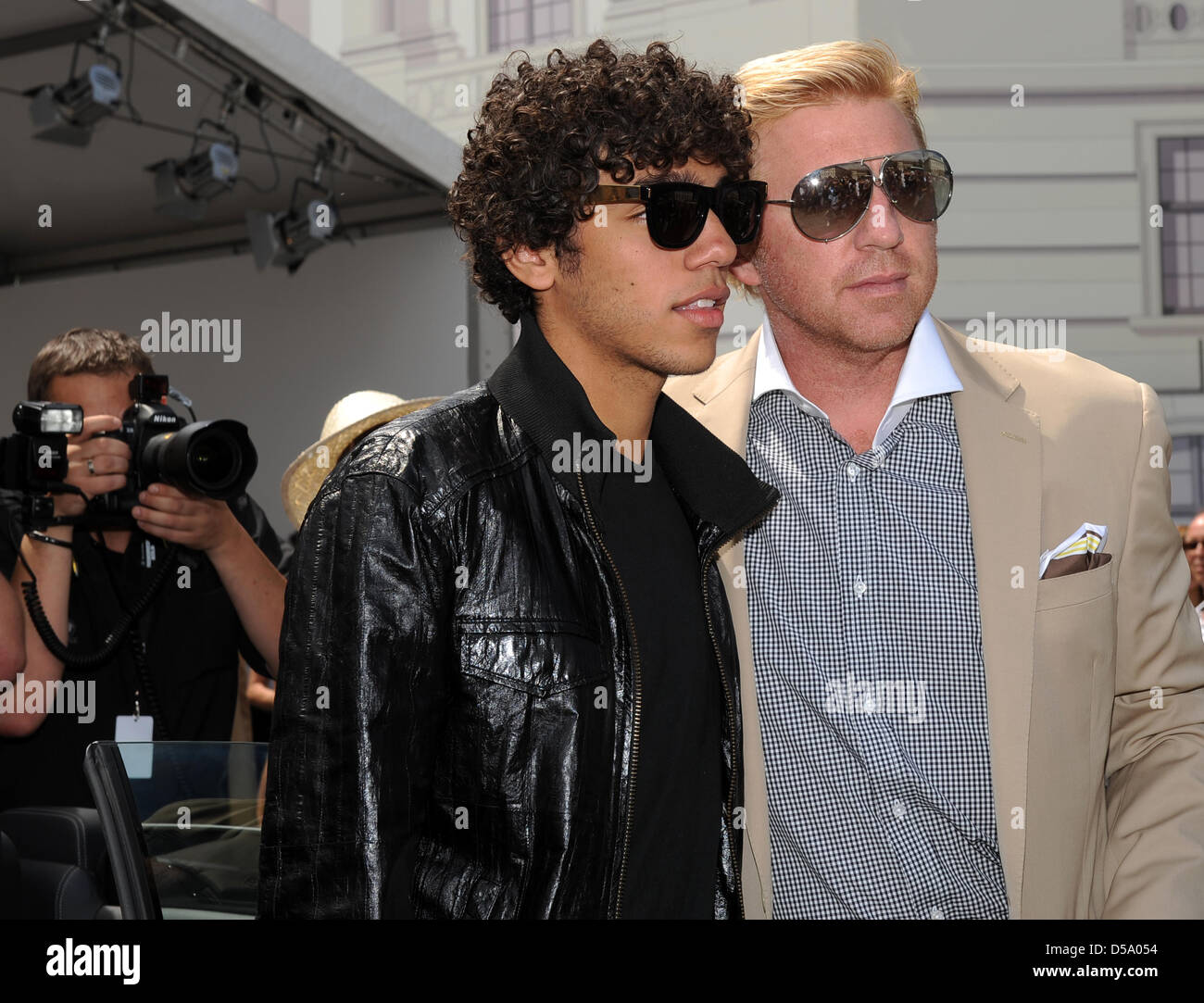 Ehemaliger Tennis Stellen pro Boris Becker (R) und sein Sohn Noah zusammen bei der Ankunft in der Show der Mode label Laurel während der Mercedes-Benz Fashion Week in Berlin, Deutschland, 8. Juli 2010. Die Veranstaltung stellt die Mode-Trends für die kommende Saison 2011 Frühjahr Andautumn. Foto: Britta Pedersen Stockfoto