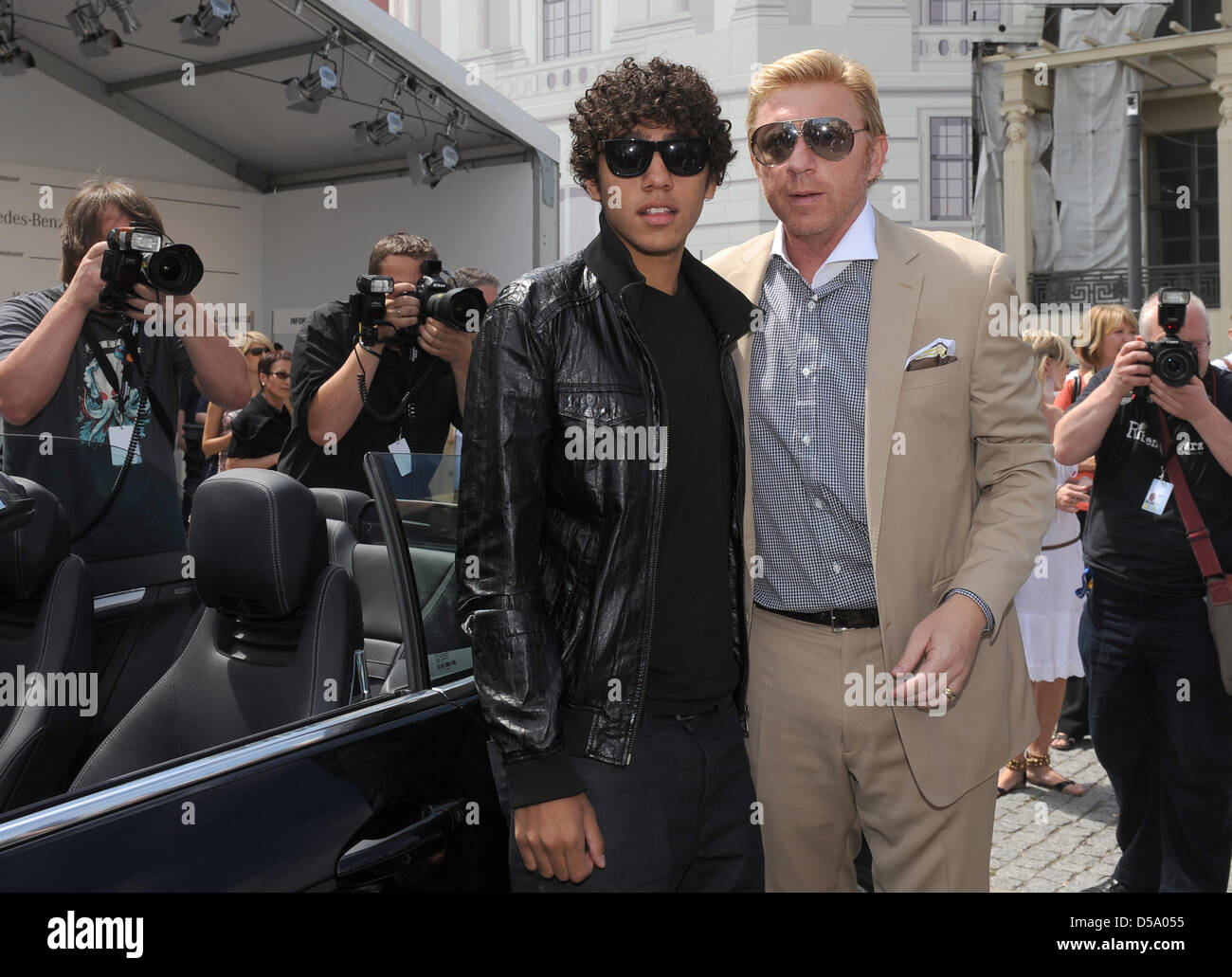 Ehemaliger Tennis Stellen pro Boris Becker (R) und sein Sohn Noah zusammen bei der Ankunft in der Show der Mode label Laurel während der Mercedes-Benz Fashion Week in Berlin, Deutschland, 8. Juli 2010. Die Veranstaltung stellt die Mode-Trends für die kommende Saison 2011 Frühjahr Andautumn. Foto: Britta Pedersen Stockfoto