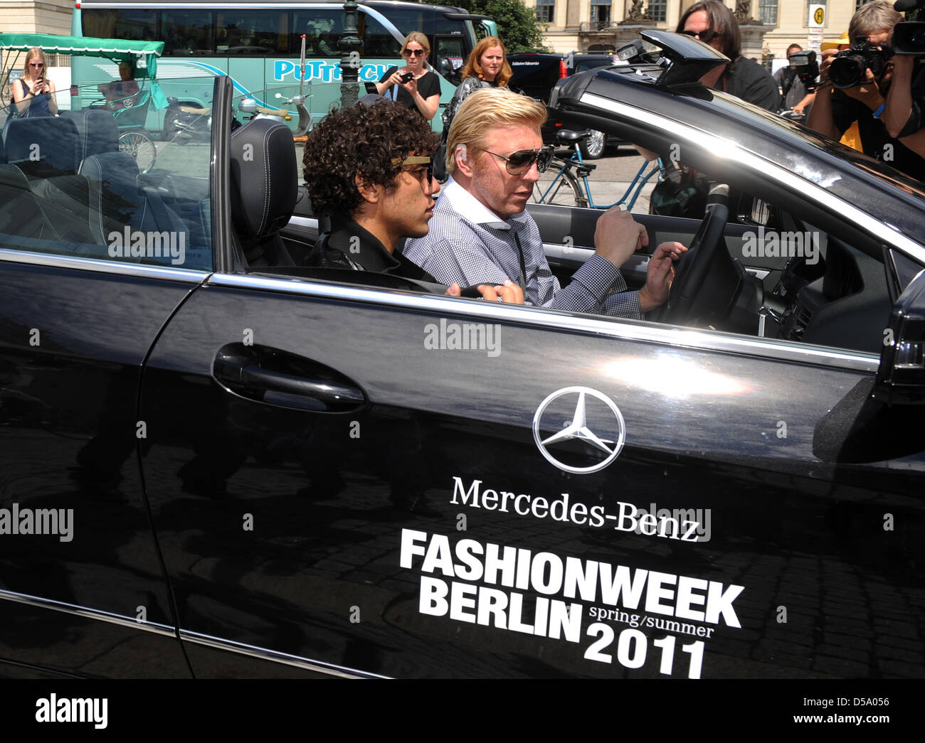 Ehemaliger Tennis kommen pro Boris Becker (R) und sein Sohn Noah zusammen in einem Mercedes-Auto auf die Show des Mode-Designers Laurel während der Mercedes-Benz Fashion Week in Berlin, Deutschland, 8. Juli 2010. Die Veranstaltung stellt die Mode-Trends für die kommende Saison 2011 Frühjahr Andautumn. Foto: Britta Pedersen Stockfoto
