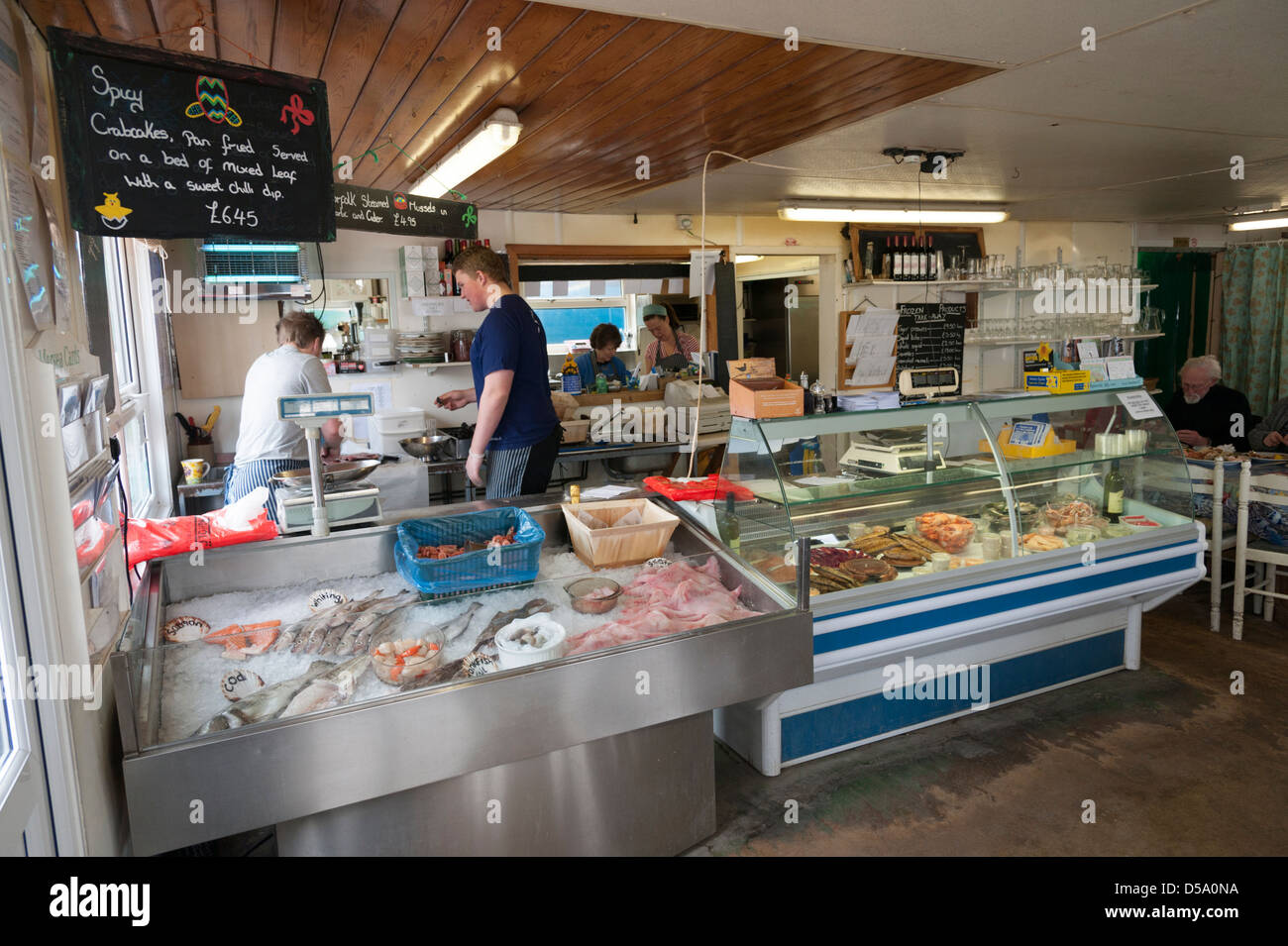 Inside The Company Shed Fisch shop, Café und Restaurant Mersea Island in der Nähe von Colchester UK Stockfoto