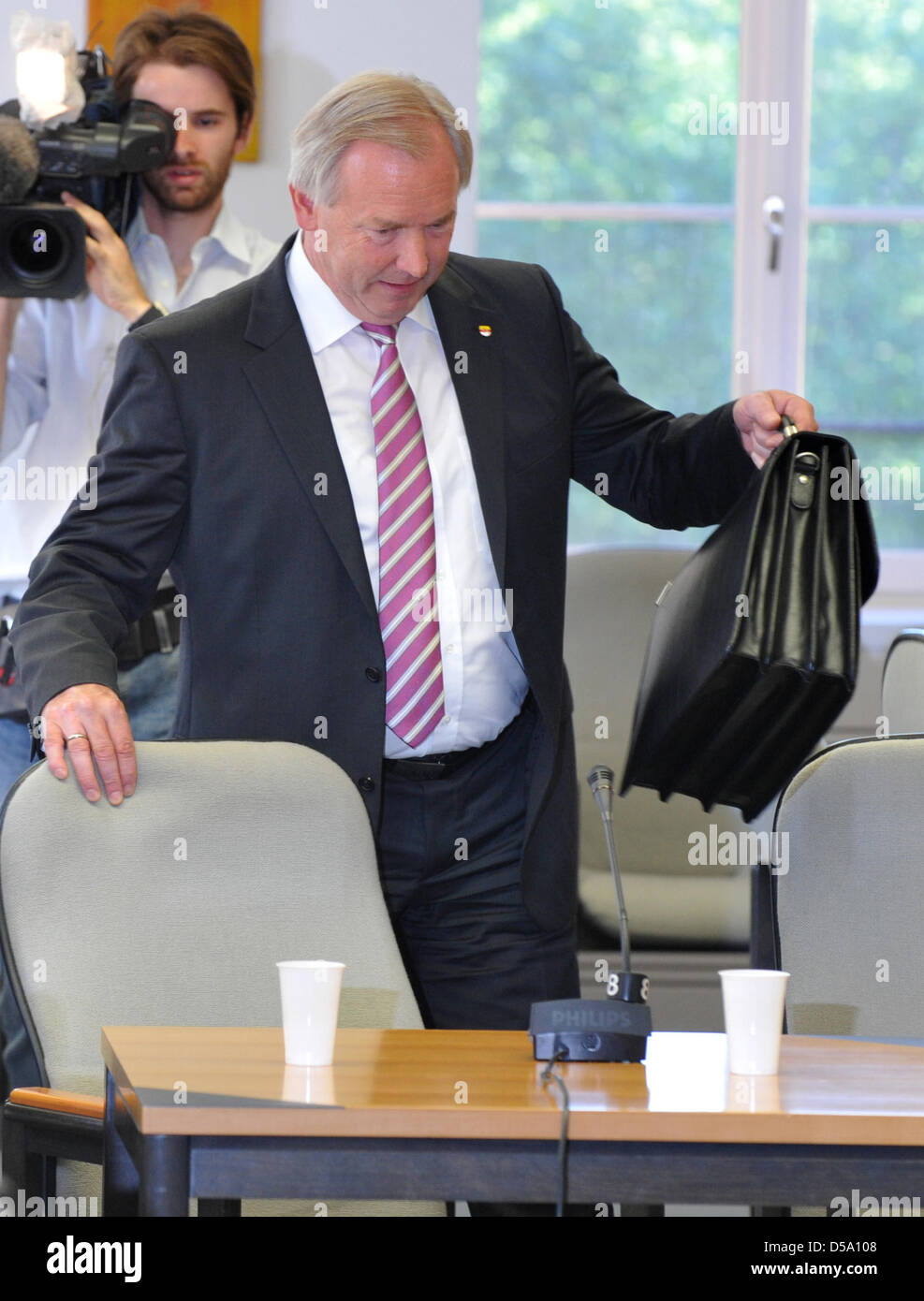 Der amtierende Gouverneur von Kärnten, Gerhard Doerfler, nimmt Platz zu Beginn des Board of Anfrage Anhörung über die BayernLB-Bank an der Baverian Landtag in München, 9. Juli 2010. Der Vorstand der Anfrage befasst sich mit der Klärung der Fehlkauf von der Kärntner Bank Hypo Group Alpe Adria (HGAA) durch die Bayerische Landesbank, BayernLB, Milliarden von Euro Stockfoto
