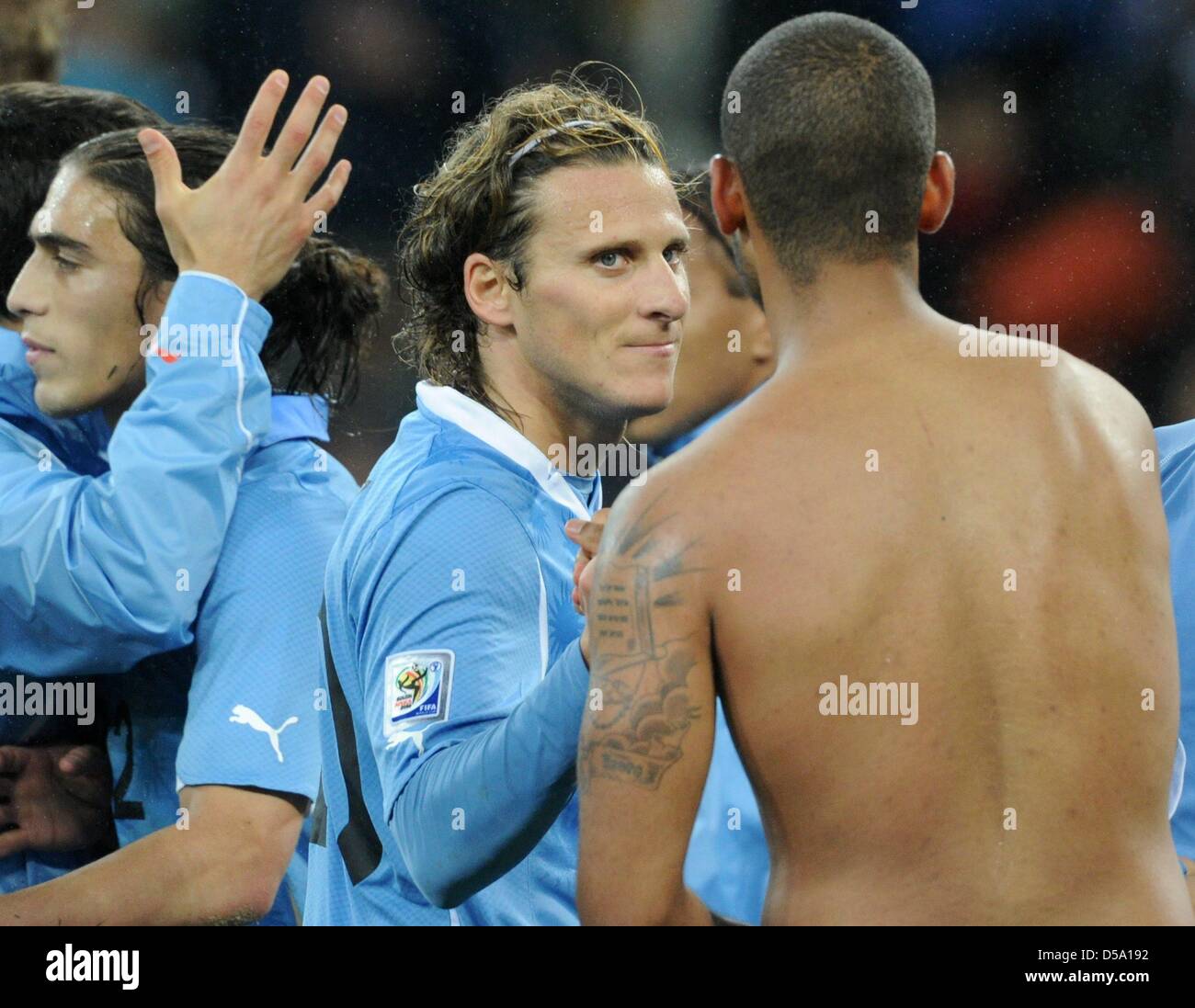 Deutschlands Dennis Aogo (R) schüttelt Hände mit Uruguays Diego Forlan nach der 2010 FIFA World Cup 3. Platz Spiel zwischen Uruguay und Deutschland an der Nelson-Mandela-Bay-Stadion in Port Elizabeth, Südafrika 10. Juli 2010. Deutschland gewann mit 3:2. Foto: Marcus Brandt Dpa - verweisen wir auf http://dpaq.de/FIFA-WM2010-TC +++(c) Dpa - Bildfunk +++ Stockfoto