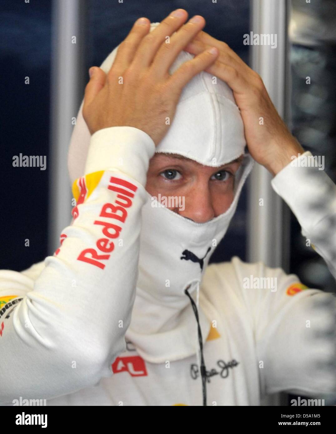 Deutsche Formel1 Rennfahrer Sebastian Vettel vom Team Red Bull setzt auf seine Gesichtsschutz während der ersten Trainingseinheit auf der Rennstrecke in Silverstone, England, 9. Juli 2010. An diesem Wochenende beginnt mit dem zehnten Rennen der Formel1-Saison 2010 der britische grand Prix. Foto: Carmen Jaspersen Stockfoto