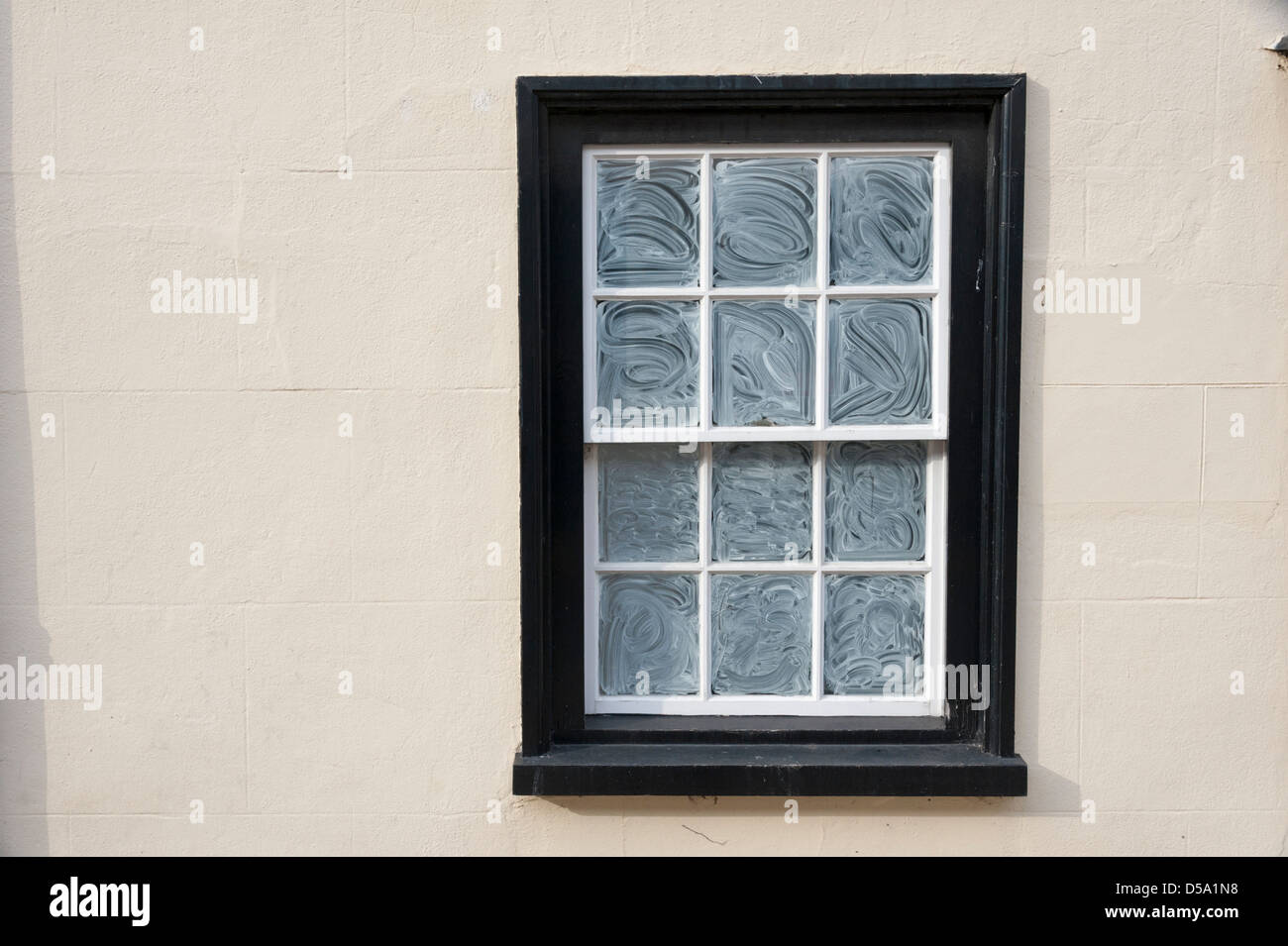 Eine alte Schiebefenster mit Tünche auf den Scheiben Stockfoto