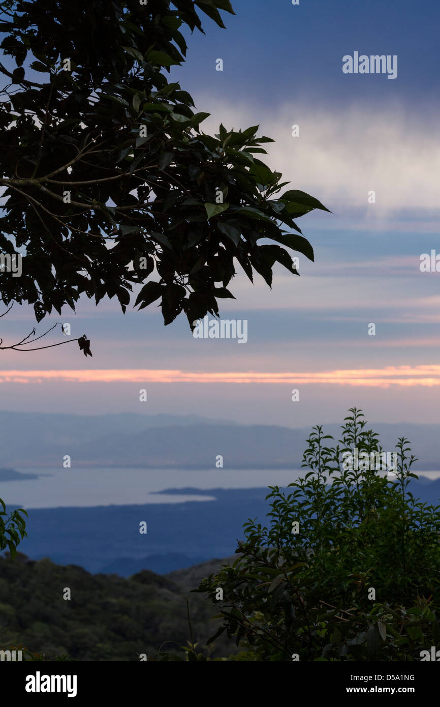 Mit Blick auf Lake Arenal bei The Children ewigen Regenwald Bosque Eterno de Los Niños, Monteverde, Costa Rica. Stockfoto