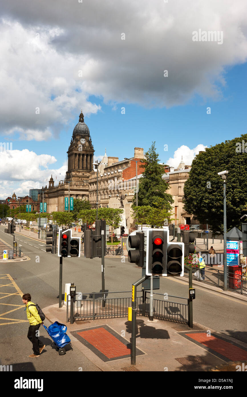 Nachschlagen der Headrow in Richtung Leeds Town Hall. Stockfoto