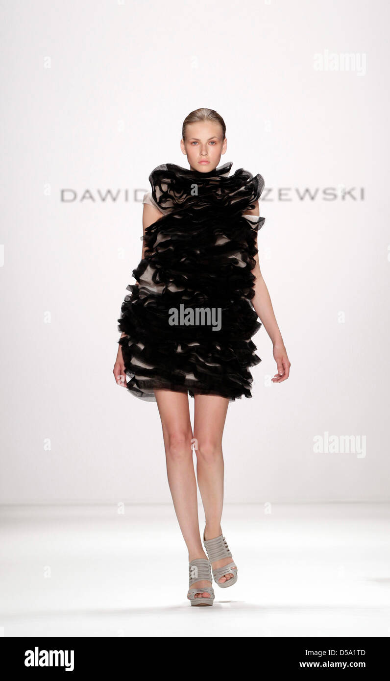 Ein Modell geht für die DOB-Label "Dawid Tomaszewski" während der Fashion Week 2010 in Berlin, Deutschland, 10. Juli 2010. Nach drei Tagen der Mode zeigt in Berlin Fashion Week 2010 in Berlin endet am Samstag. Foto: Marcel Mettelsiefen Stockfoto