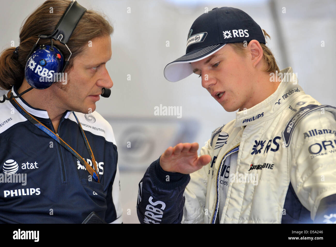 Der Deutsche Formel-1-Prominente Nico HŸlkenberg von Williams Steht bin Freitag (09.07.2010) Beim Ersten Training Auf der überholungsfreien in Silverstone in England in Seiner Box Und Spricht Mit Einem Mechaniker. Bin Fintel begann Mit Dem Gro§en Preis von Gro§britannien Das Zehnte Rennen der Formel-1-Saison 2010.  Foto: Carmen Jaspersen dpa Stockfoto